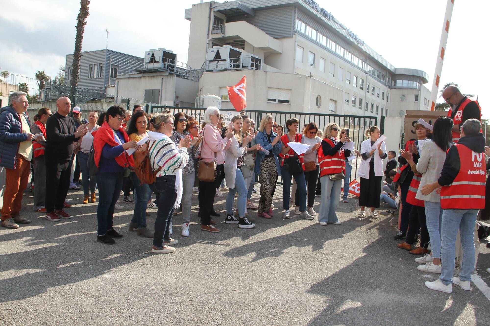 À Hyères, des salariés de la clinique Sainte-Marguerite, menacée de liquidation judiciaire, manifestent en centre-ville