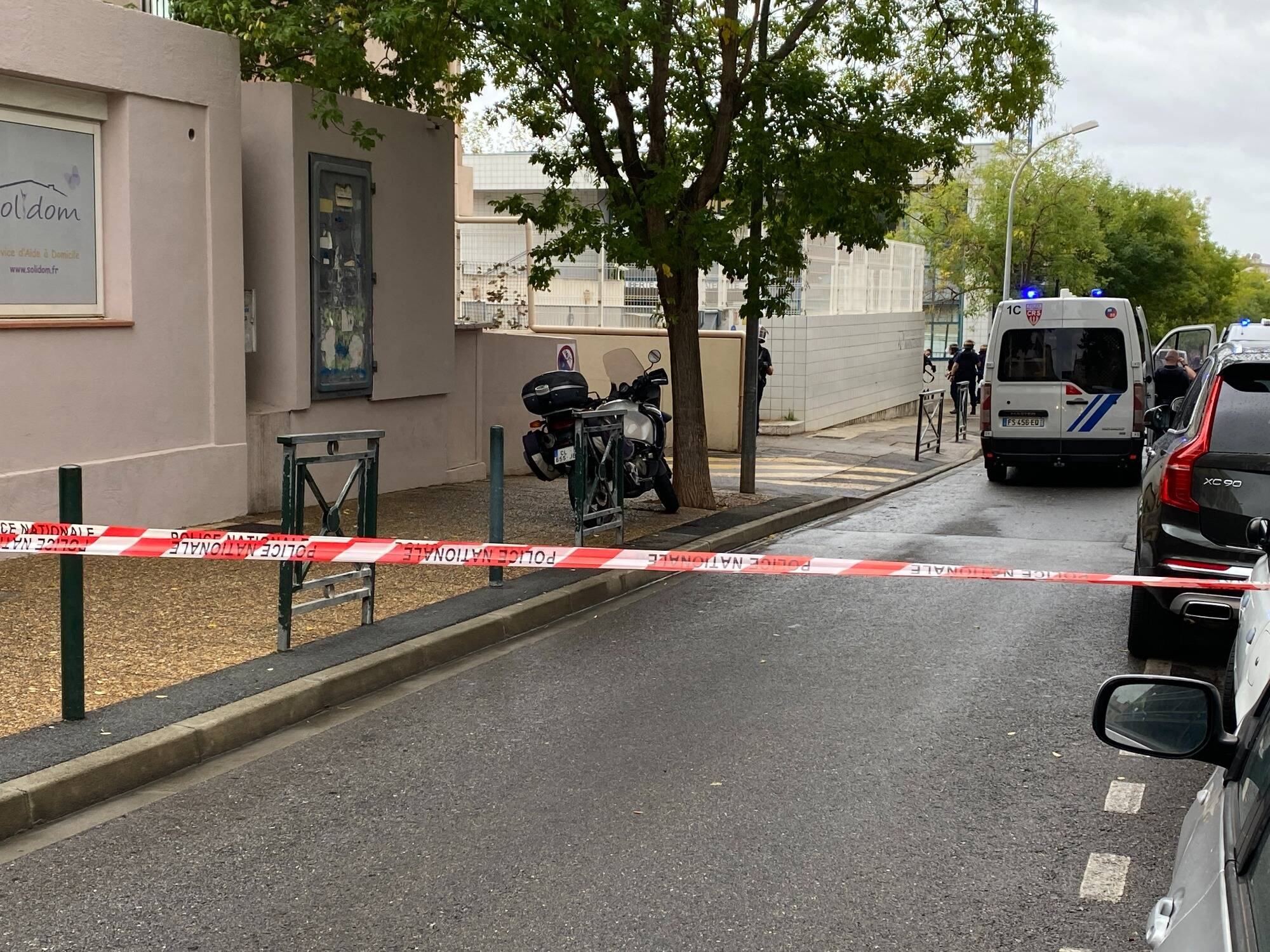 Suspect interpellé, deuxième collège toujours confiné, pagaille en centre-ville... On fait le point sur les établissements scolaires menacés à Hyères