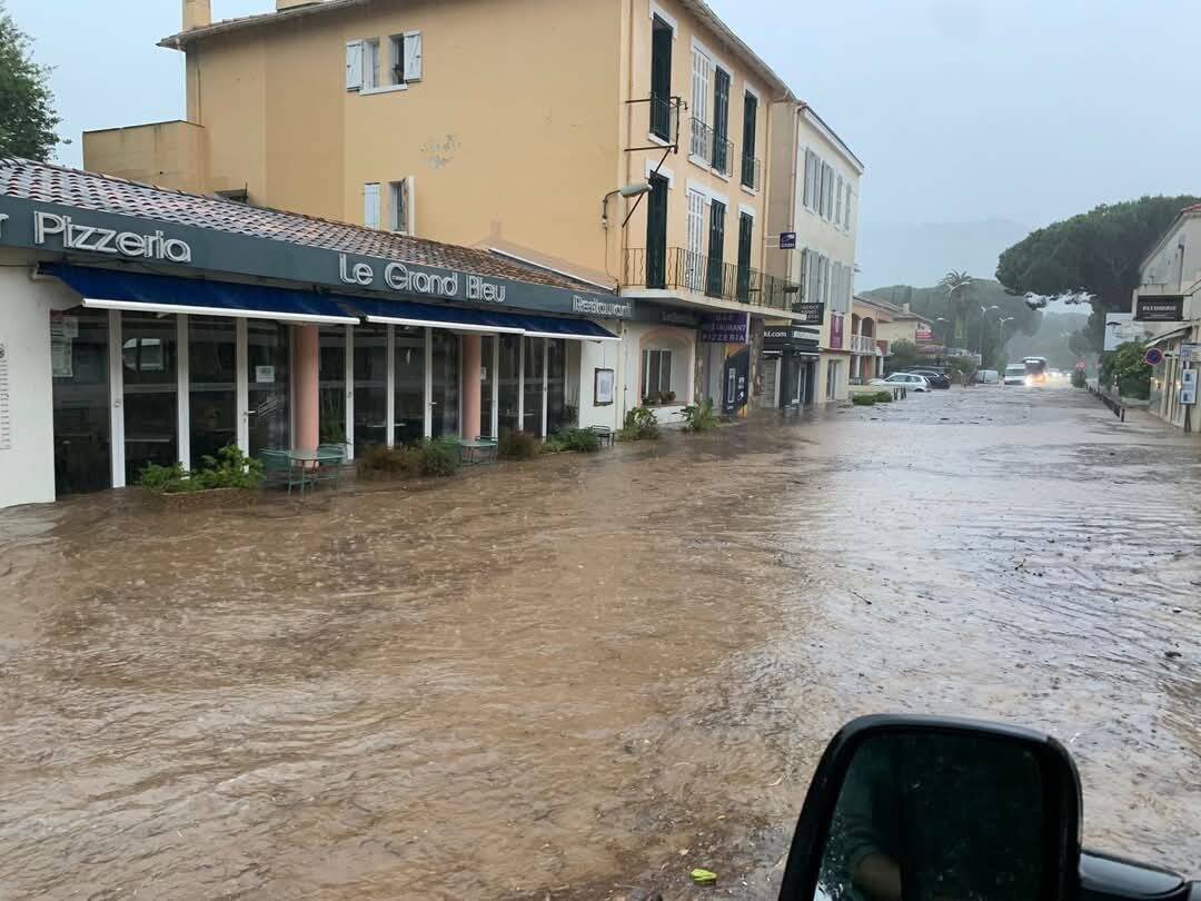 Intempéries dans le Var: encore des zones non accessibles au Lavandou et des personnes auxquelles les pompiers n'ont pas accès