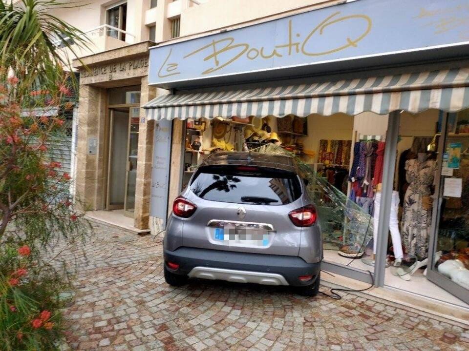 Il finit (encore) sa course dans une vitrine, la préfecture doit décider s'il est encore apte à conduire