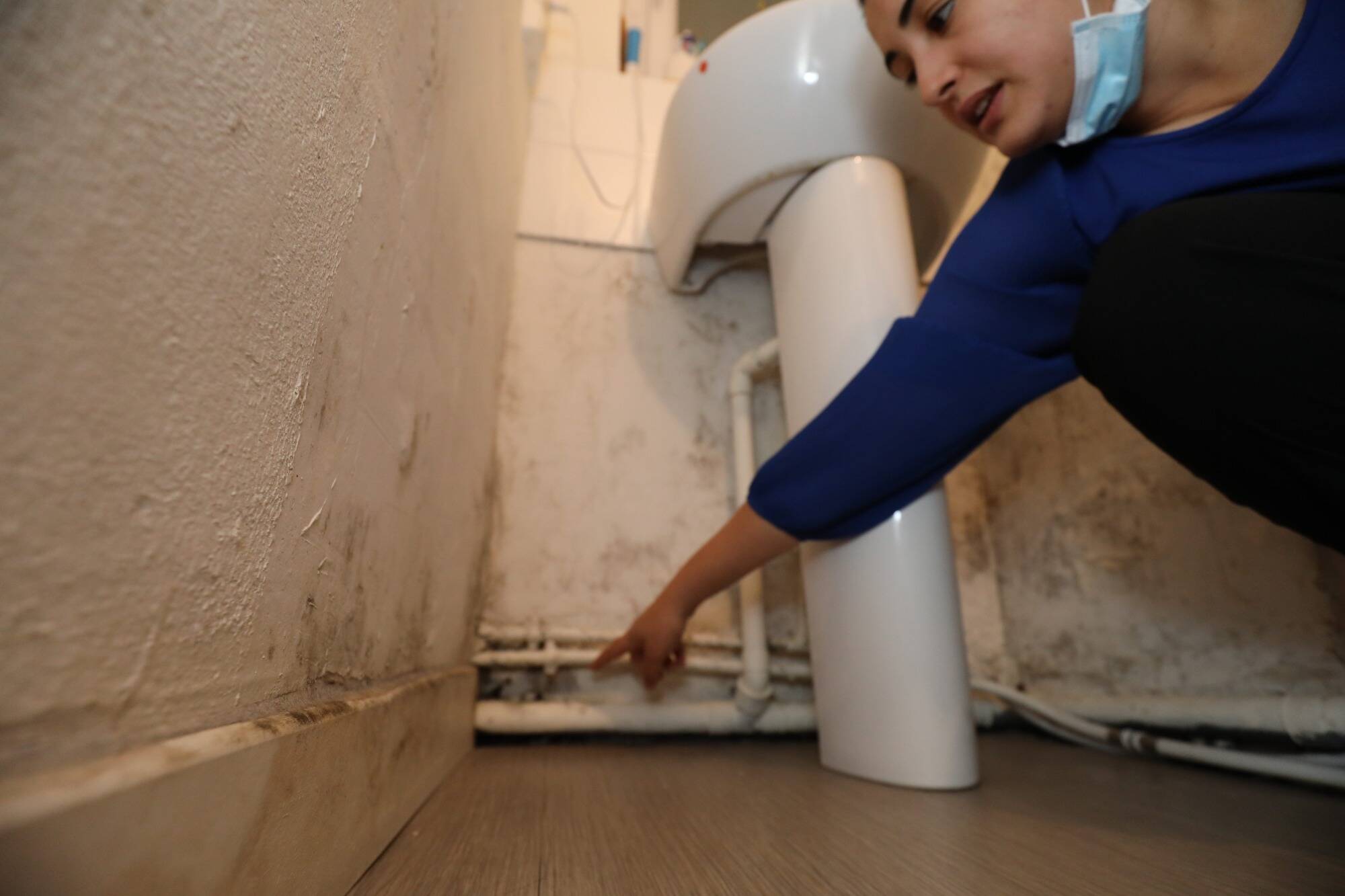 "J'ai même fait une fausse couche..." Une mère de famille raconte le calvaire qu'elle subit dans son appartement constamment inondé à Nice