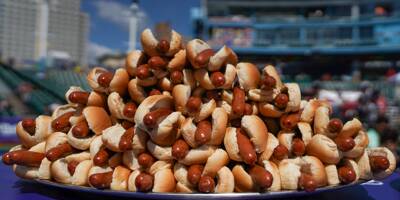 Un Américain avale une quantité incroyable de hot dogs pour battre son propre record