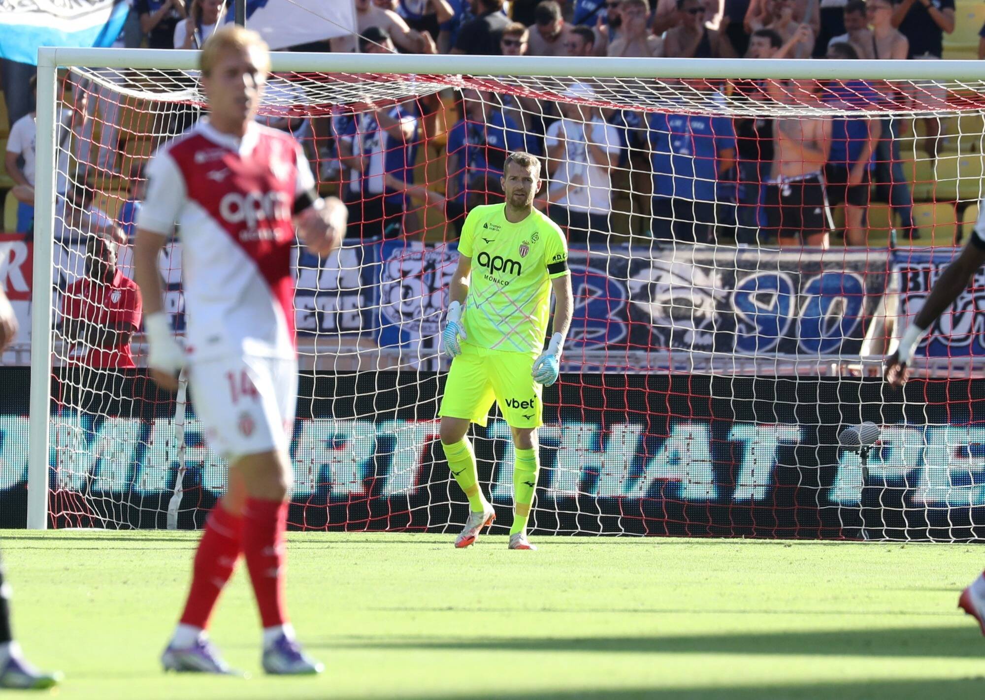 Sorti sur blessure, le gardien de l'AS Monaco Lukas Hradecky est touché au genou