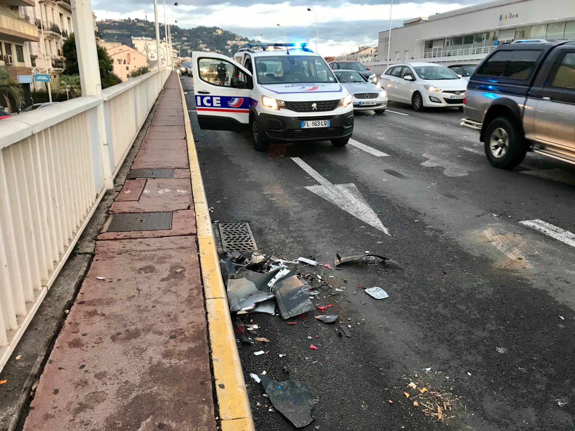 Il fait une crise d'épilepsie au volant et emboutit deux véhicules au feu rouge