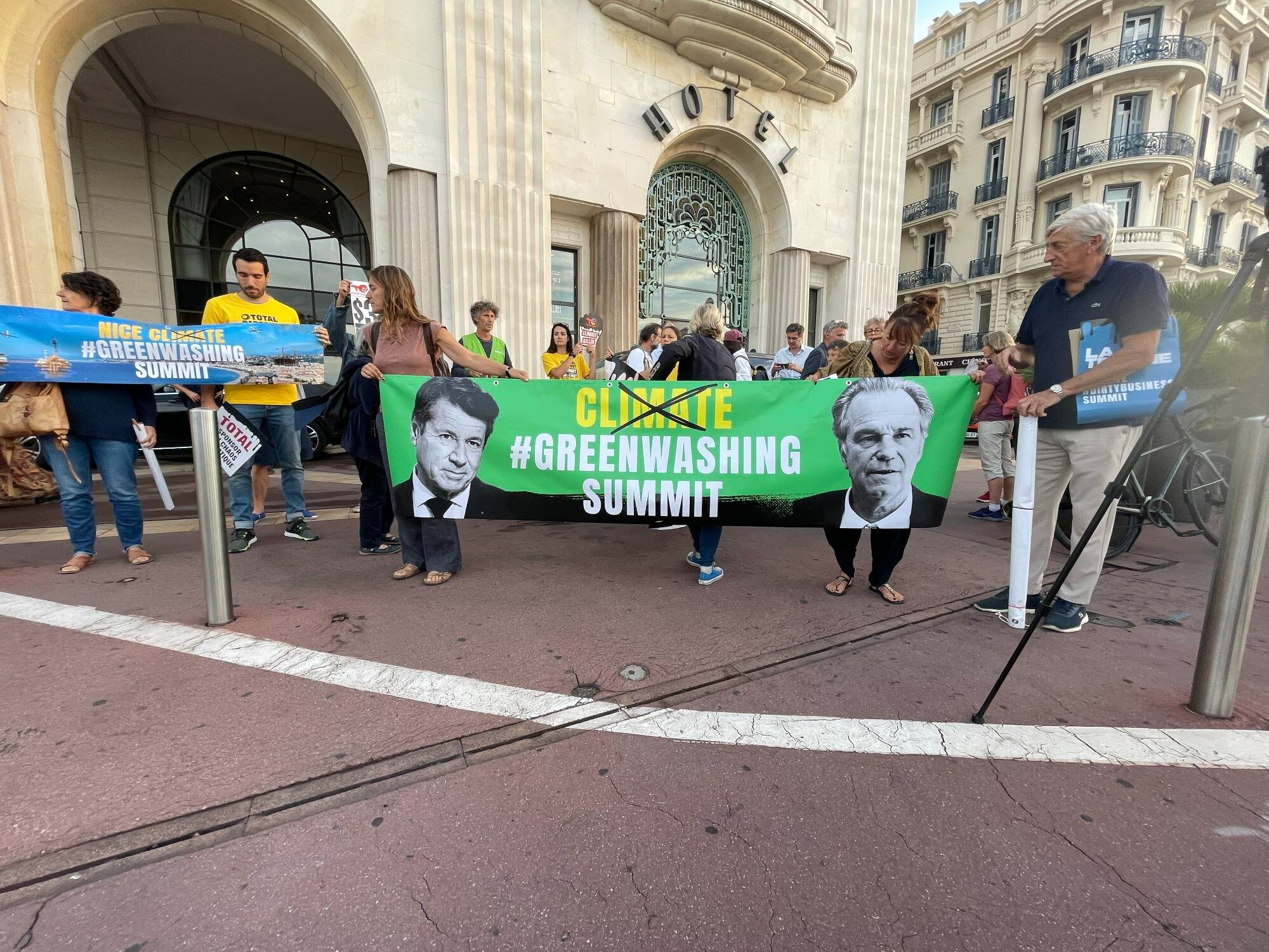 "Une mascarade": des militants se rassemblent avant l'ouverture du Nice Climate Summit pour dénoncer "un sommet du greenwashing"