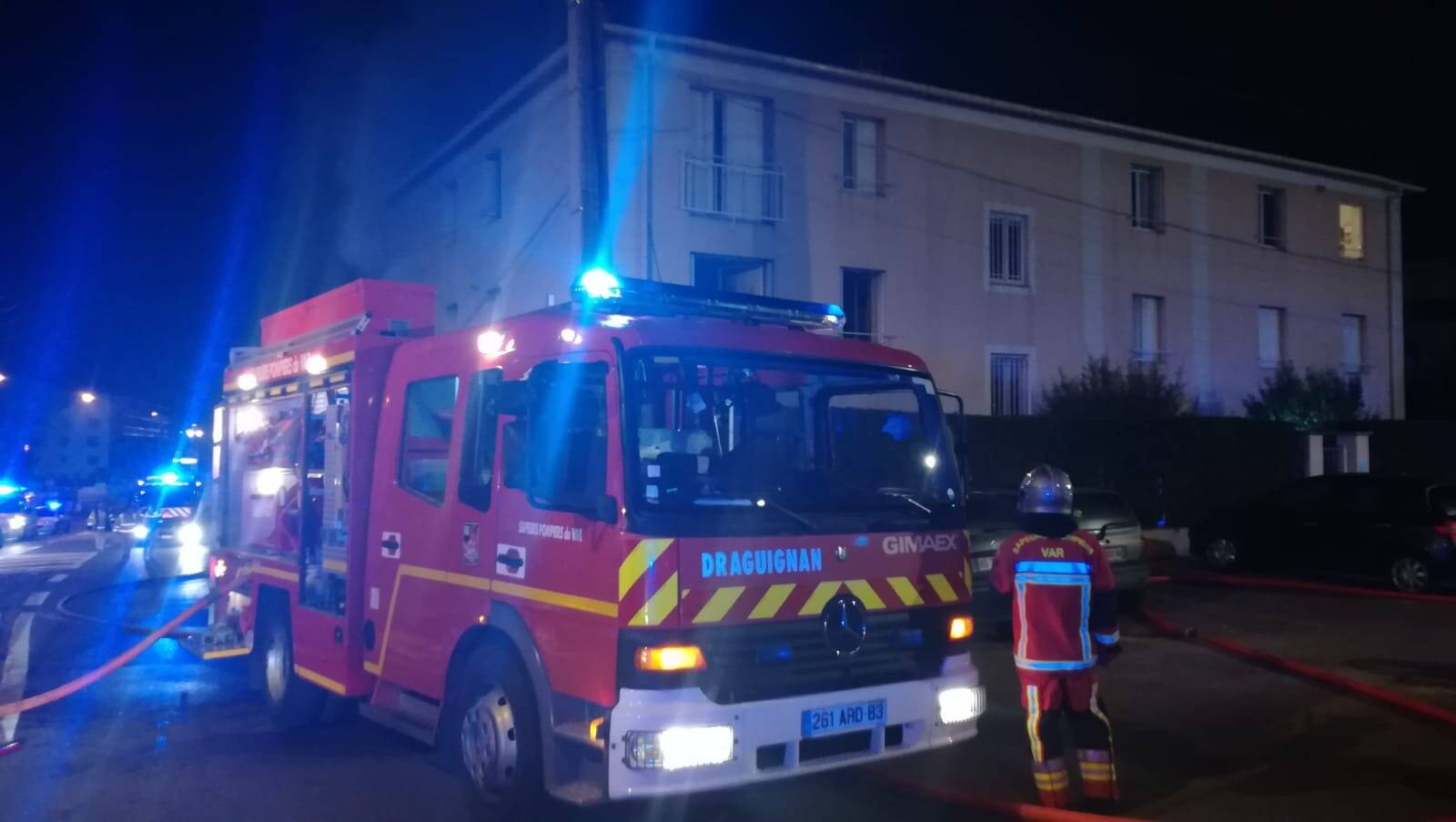 VIDEOS. Un mort dans un incendie d'appartement à Draguignan
