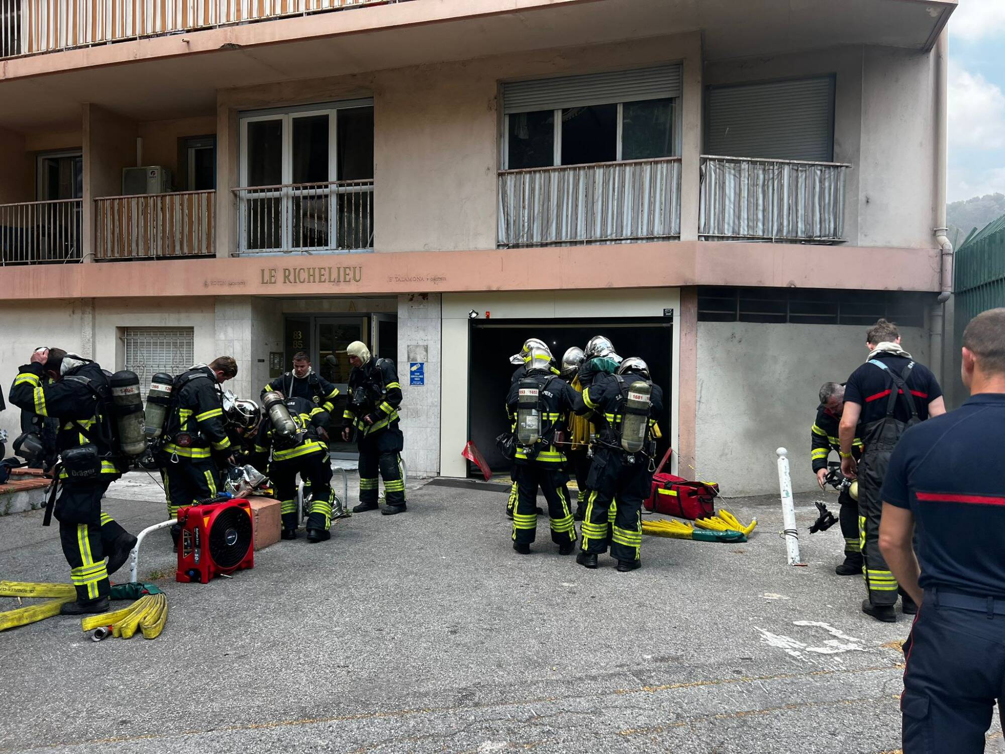 Un véhicule prend feu dans un parking souterrain à Nice, une vingtaine de personnes évacuées