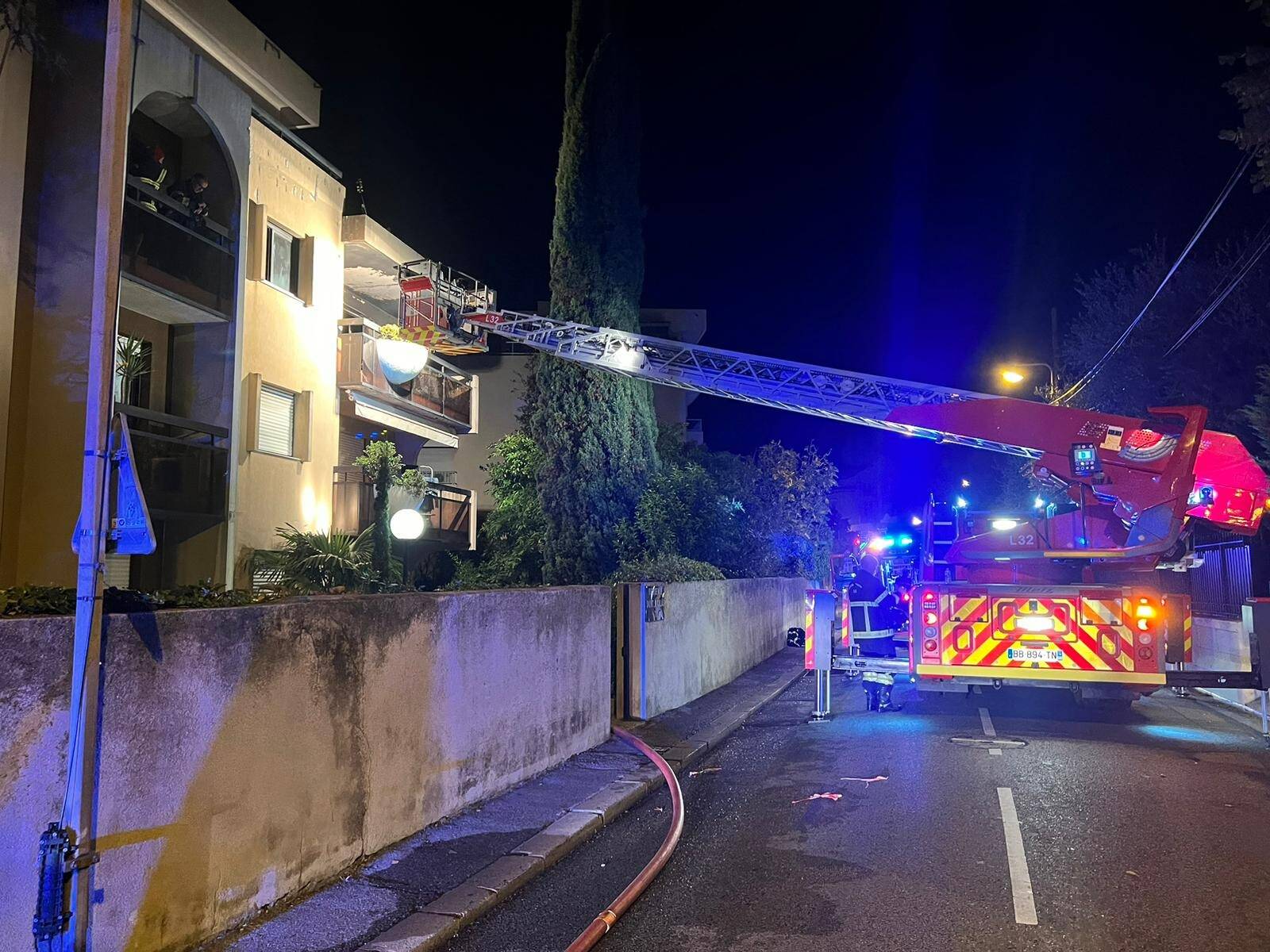 Trois blessés et une vingtaine de personnes évacuées après un violent feu d'appartement à Nice