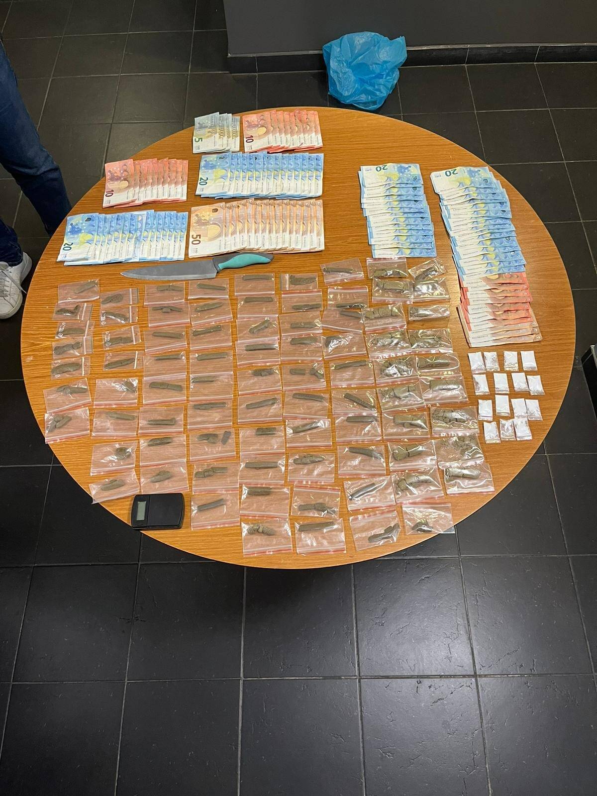 Cannabis, cocaïne, liasses de billets: plusieurs interpellations aux Capucins, à Grasse