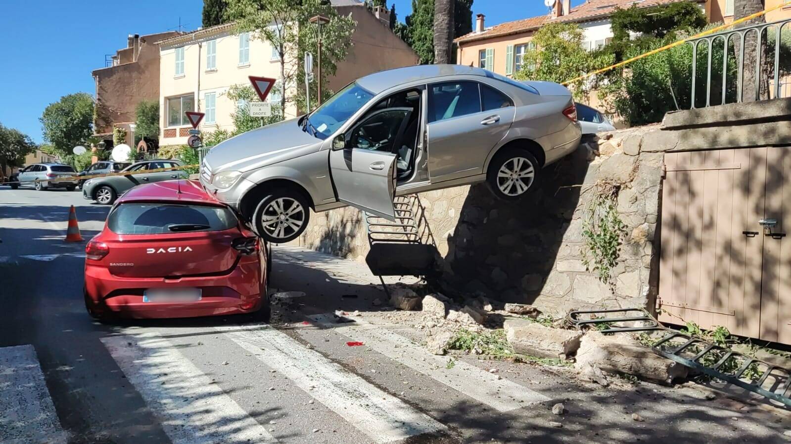 Impressionnant accident entre deux voitures en plein centre de Grimaud, la circulation bloquée