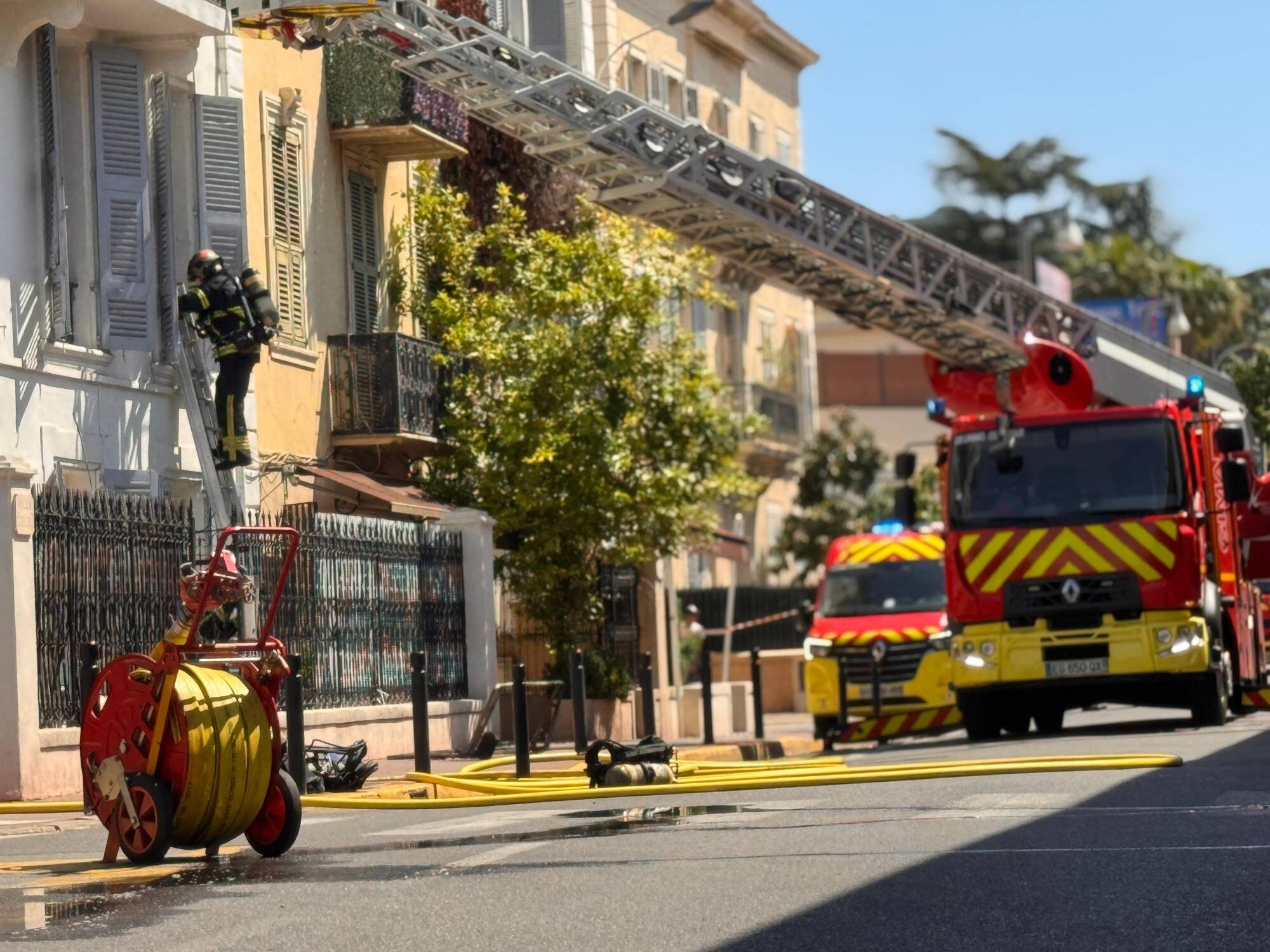 Une quarantaine de pompiers sur place, trois sauvetages réalisés, trois blessés légers... Un incendie ravage un appartement dans le centre de Cannes