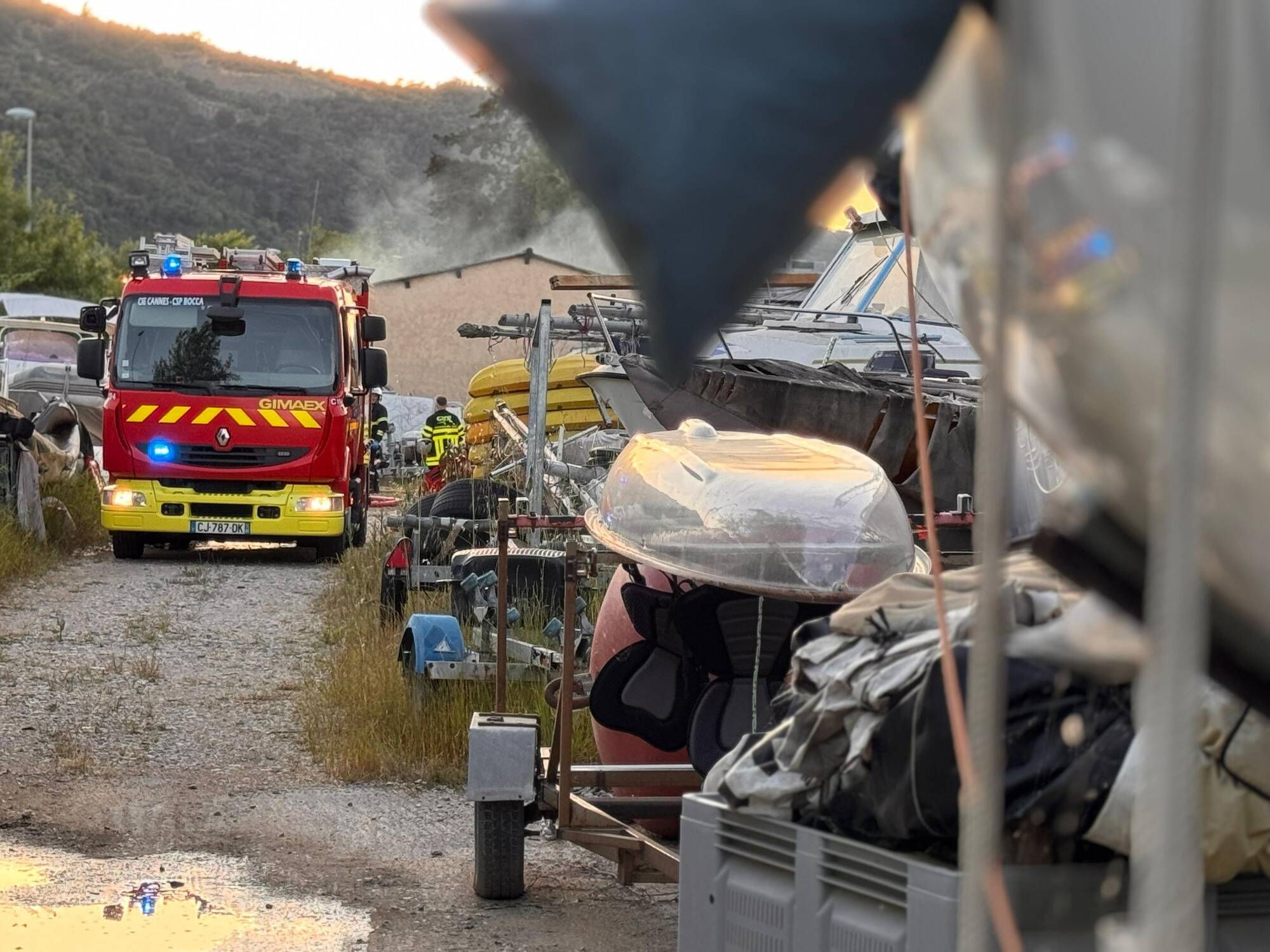 Un incendie se déclare dans un hangar à bateaux à La Roquette-sur-Siagne, plus de 300m2 en flamme