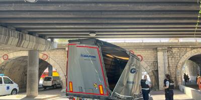 Un camion s'encastre sous le pont de la voie rapide à Nice