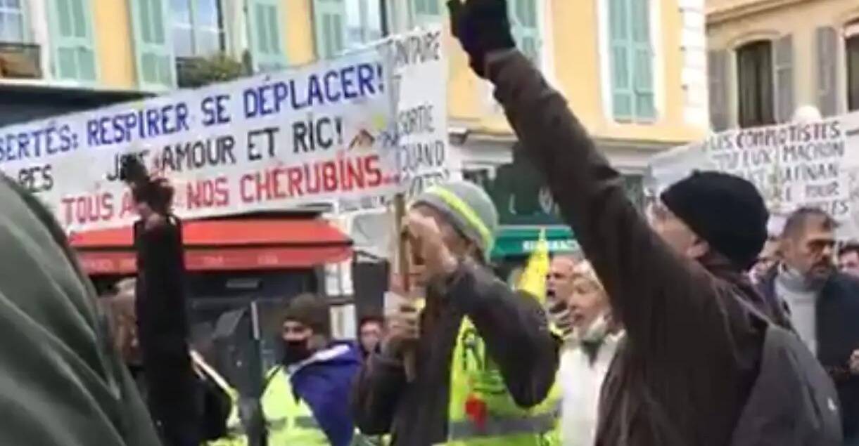 Le rassemblement pour la défense des libertés individuelles se transforme en mini-manif à Nice