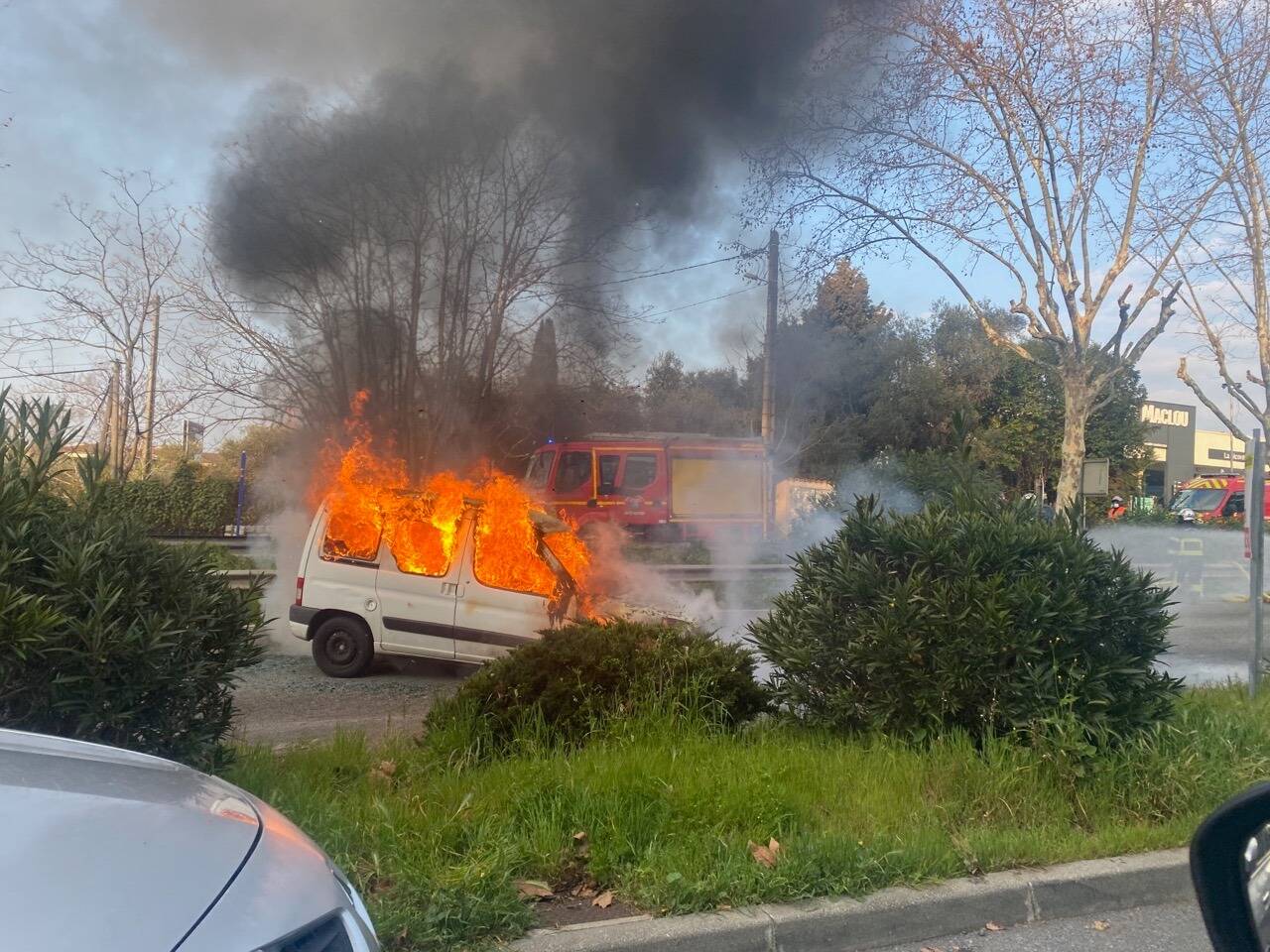 Grosse frayeur au Cannet, une voiture s'embrase à l'heure de pointe sur l'une des principales artères de la ville