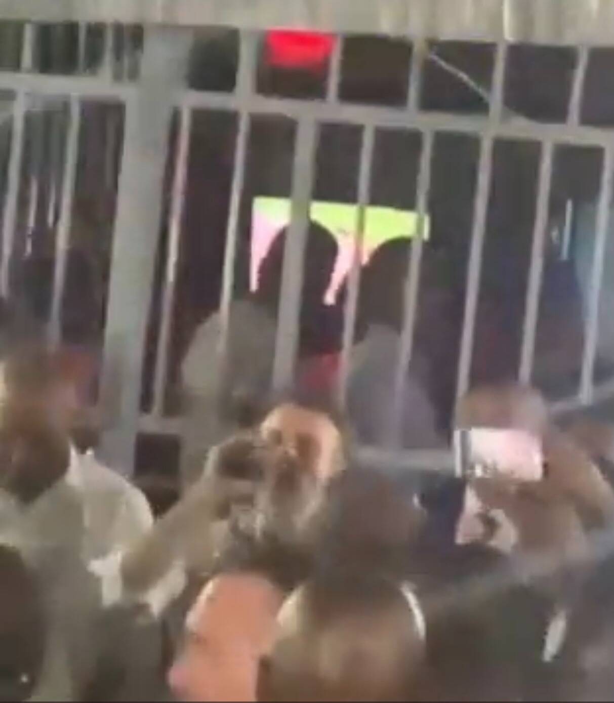 Des photos et vidéos d'Emmanuel Macron en Afrique, une bière à la main, font polémique sur les réseaux sociaux