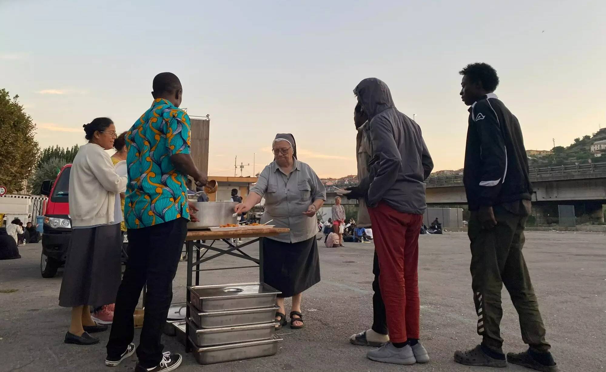 "Il y a du monde qui s'occupe de nous": à Vintimille avec les bénévoles qui préparent et distribuent les repas pour les migrants