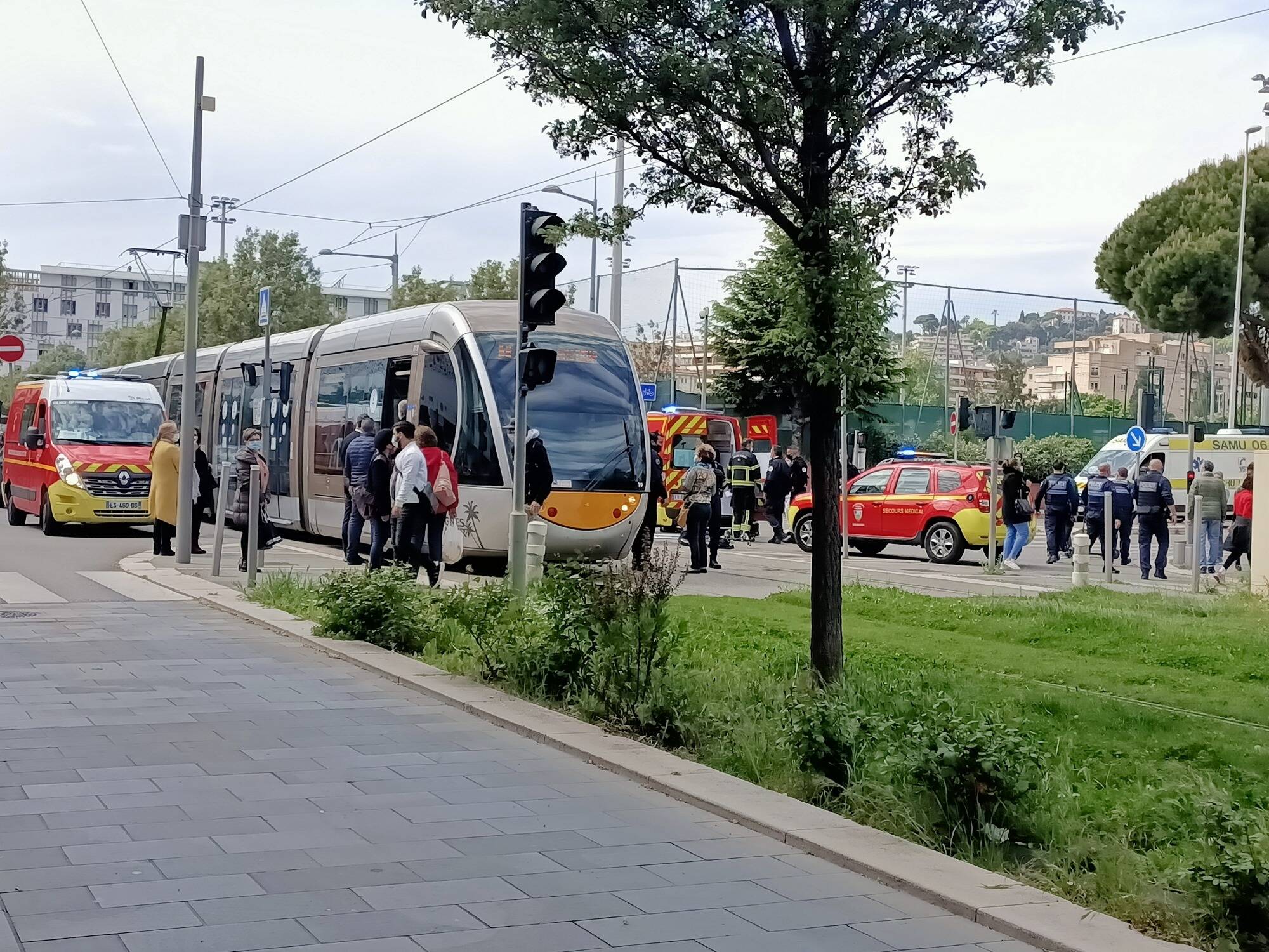 Accident entre le tramway et une trottinette à Nice, un jeune homme grièvement blessé