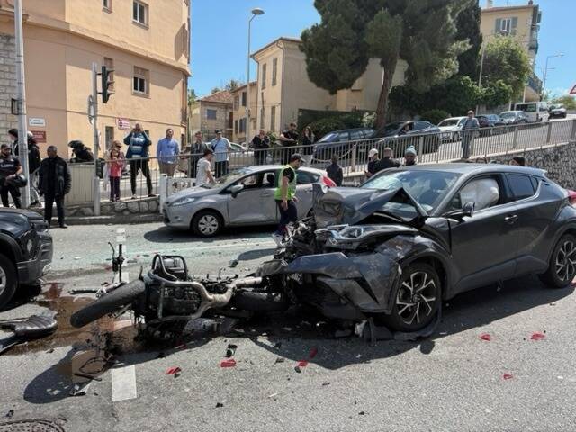5 voitures et 1 moto: spectaculaire carambolage à la sortie de la voie rapide de Nice, "plusieurs victimes sont en cours de bilan"