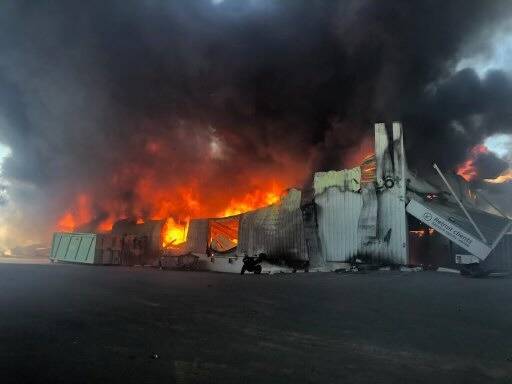 Incendie Dans Un Entrepot De Villeneuve Loubet Il Doit Y Avoir De Tres Gros Degats Nice Matin