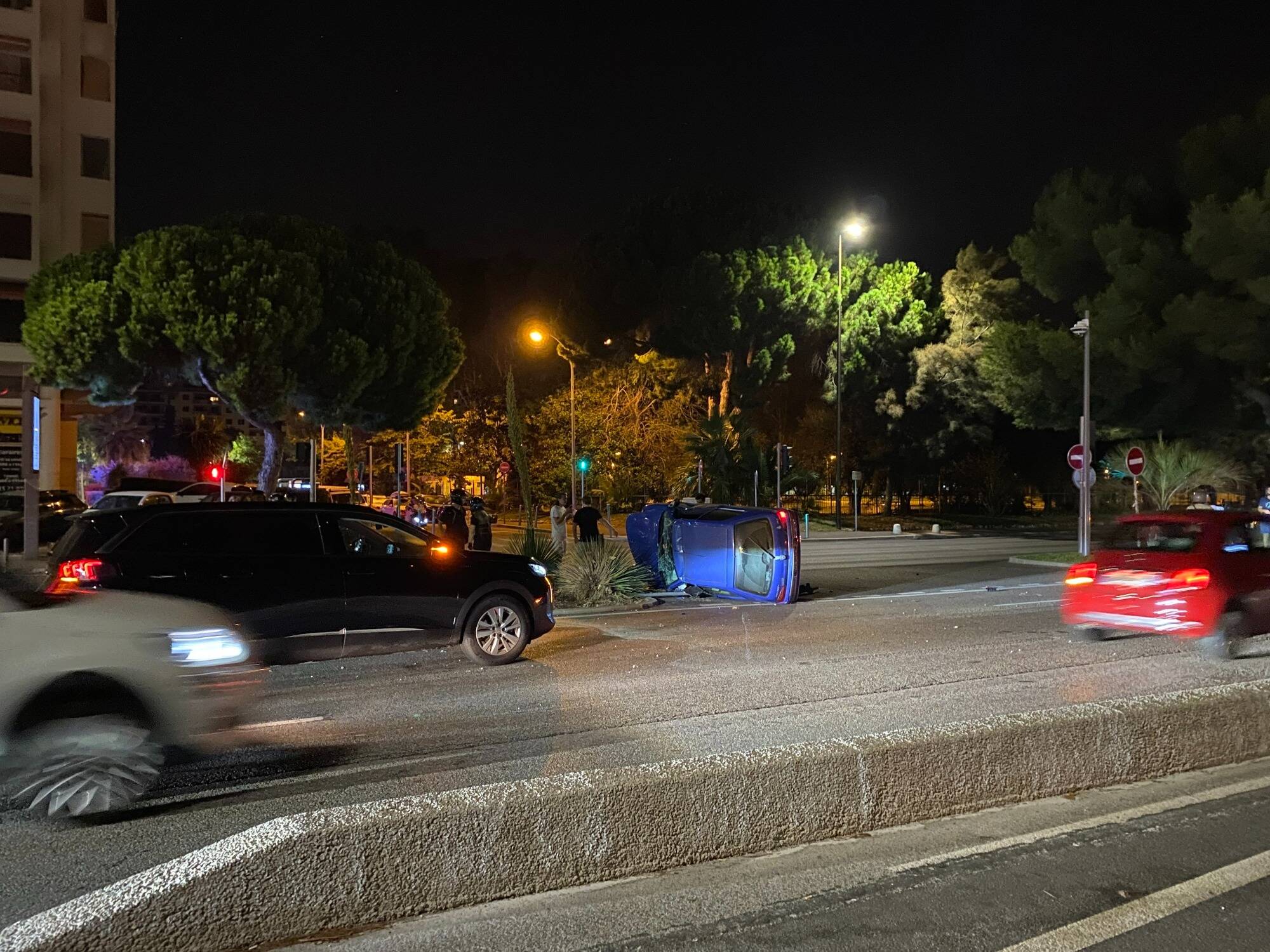Sa voiture se couche sur la Promenade des Anglais, il prend la fuite malgré ses blessures