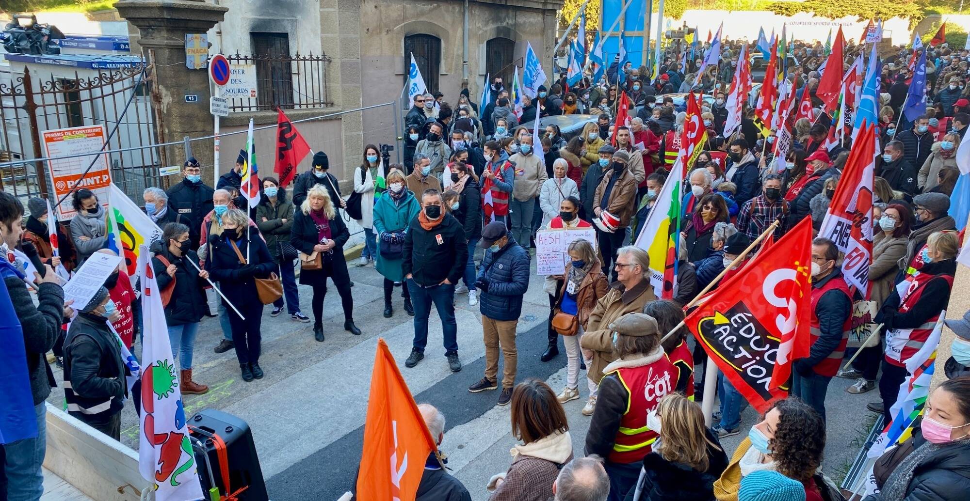 Protocole sanitaire dans les écoles: 38,5% de grévistes selon le ministère, 75% selon le premier syndicat