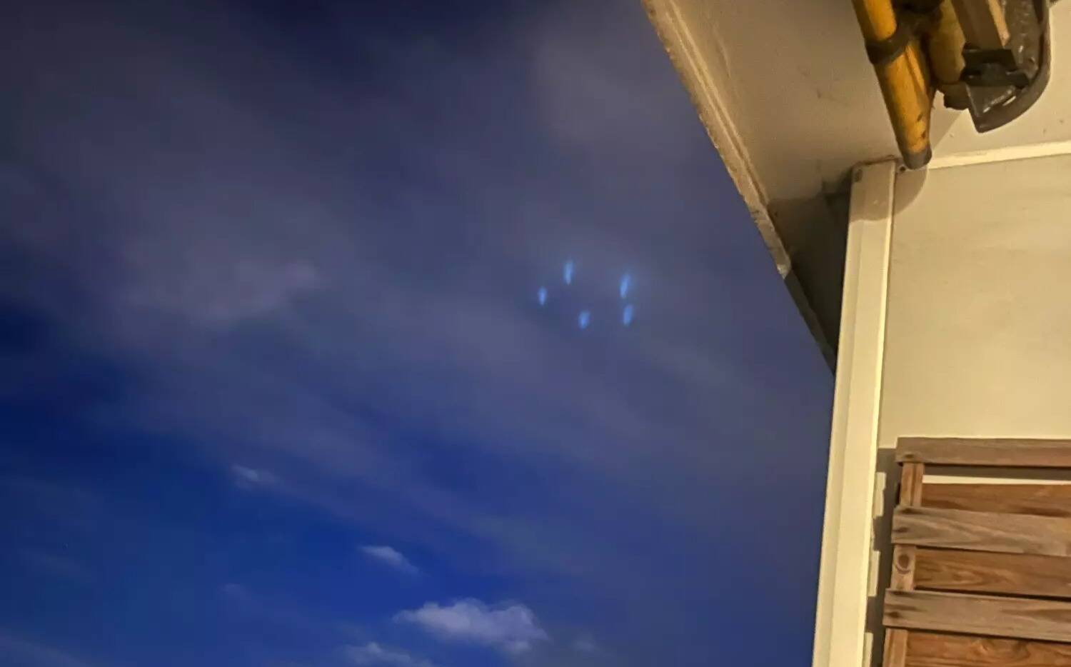 Quelles sont ces étranges lumières bleues observées dans le ciel de Nice la nuit?