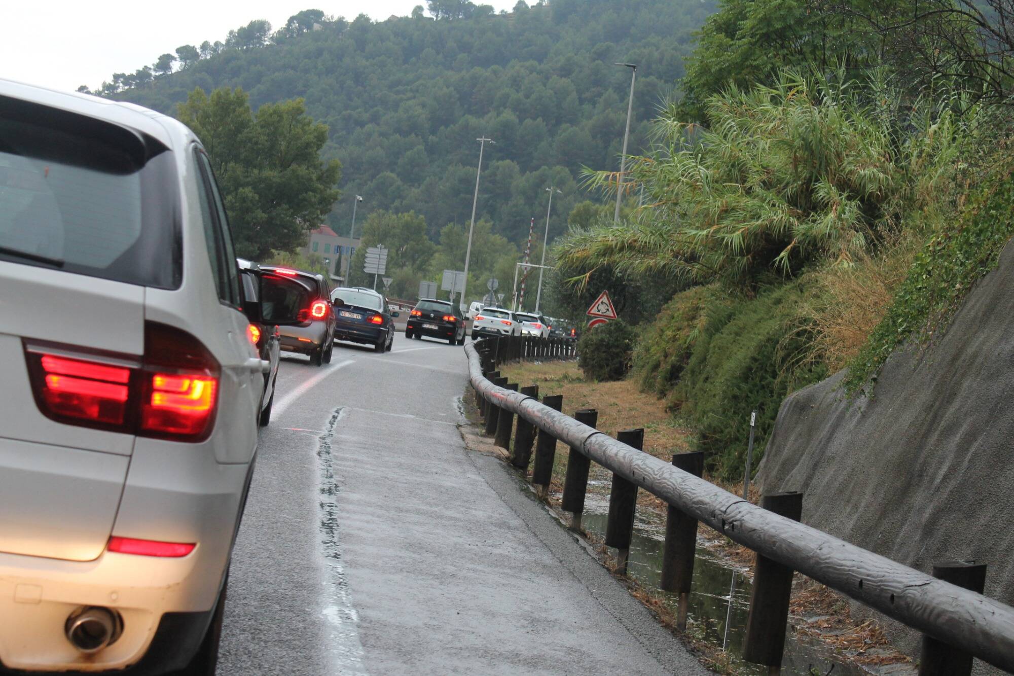 "C'est chaque matin l'angoisse." Coincée dans les bouchons de la vallée du Paillon, Guénaël raconte son quotidien