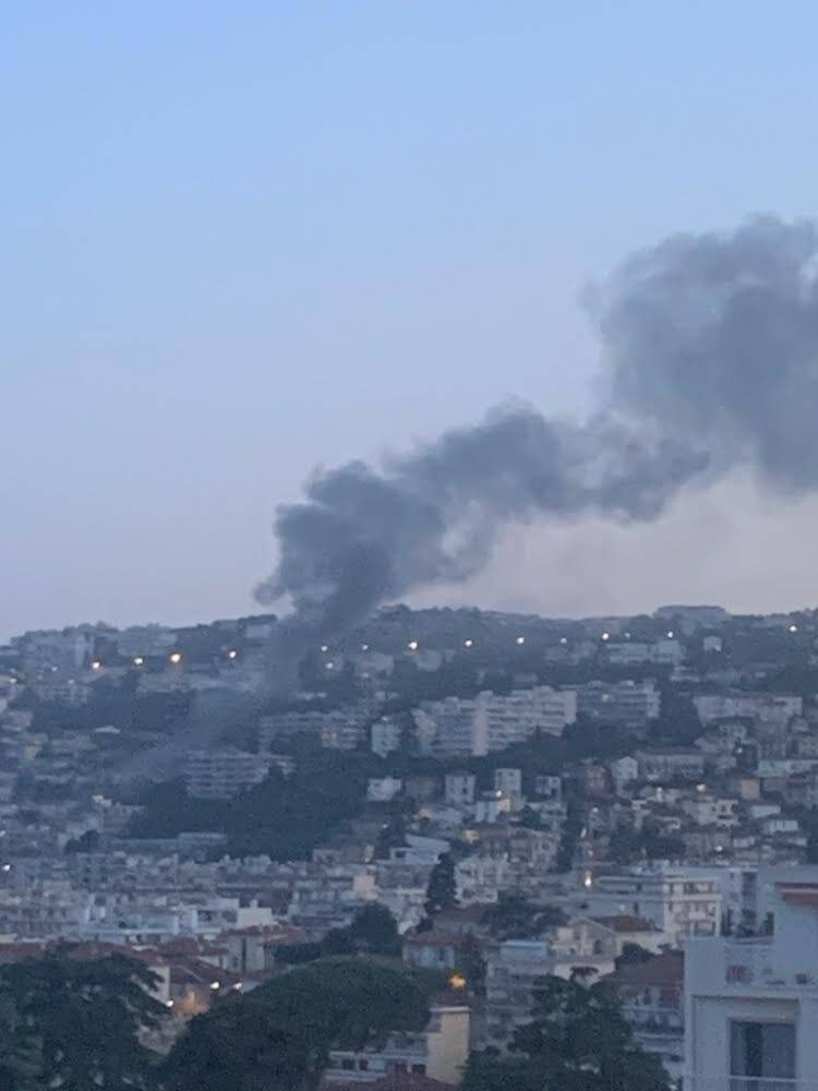 Un feu de voiture au sous-sol d'une villa squattée à Nice