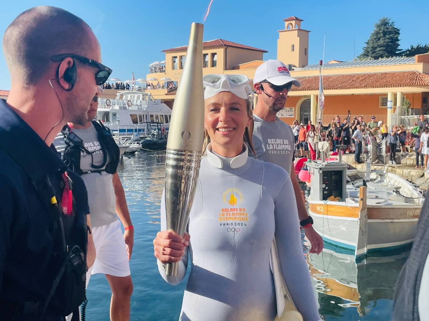 Une sirène nommée Alice Modolo a extrait une flamme symbolique de l'eau ce mardi matin, avant d'embarquer sur un pointu et de passer le relais à terre.