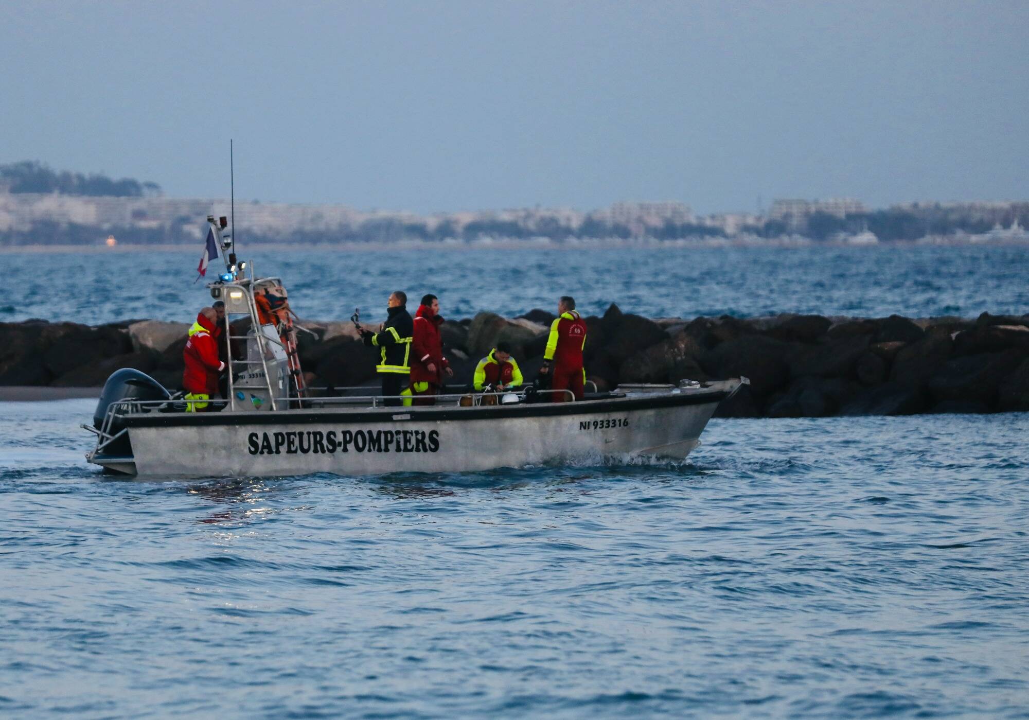 "Il est tombé comme une pierre": un témoin raconte le crash mortel d'un hélicoptère au large de Mandelieu