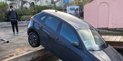 Deux voitures finissent à l'eau à Port-Grimaud, les cadeaux de Noël sauvés