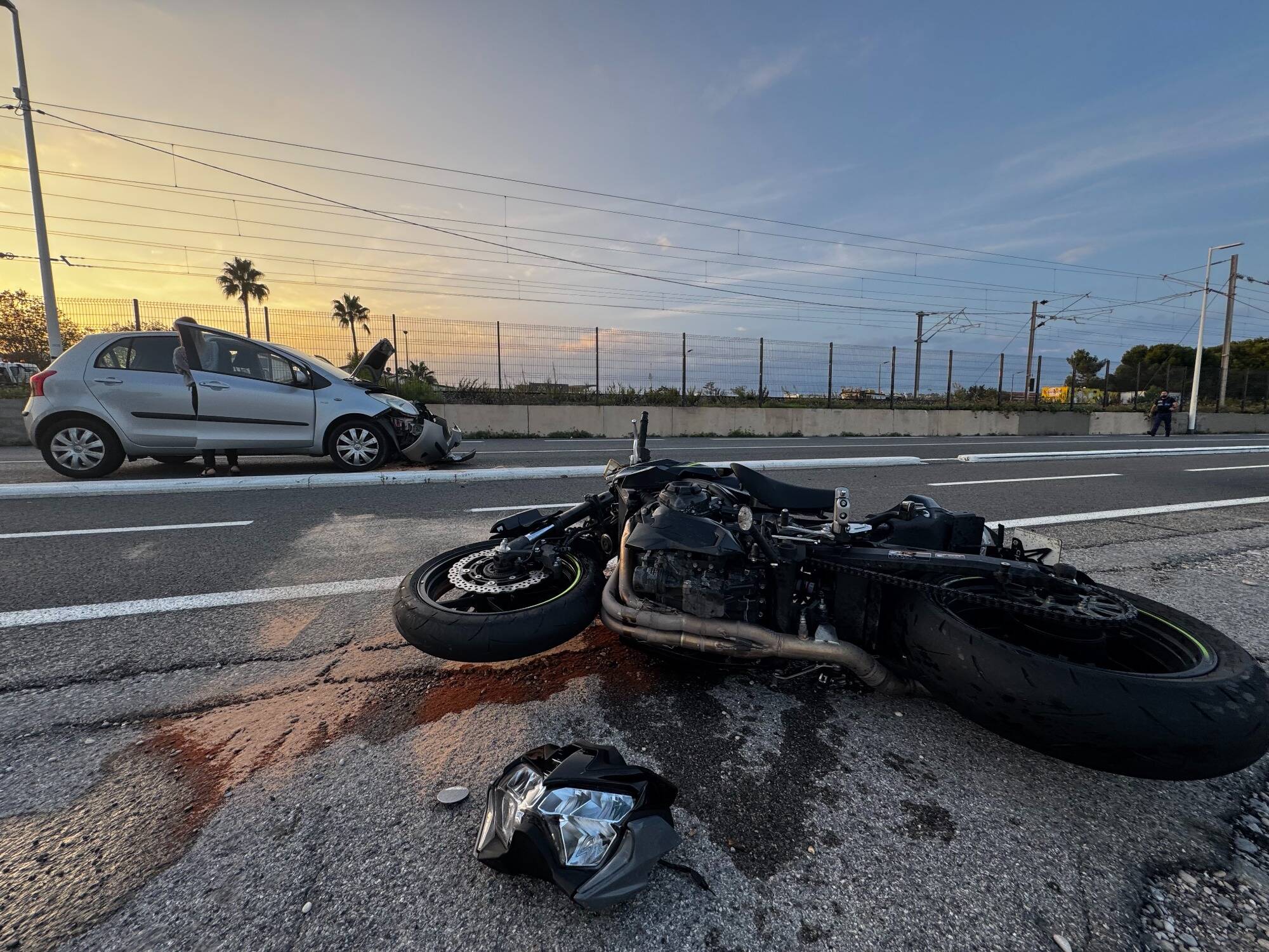 Un accident entre une voiture et un deux roues provoque de gros ralentissements sur le bord de mer d'Antibes