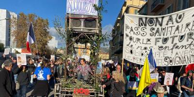 Nouvelles mobilisation des anti-pass sanitaire, plusieurs centaines de manifestants défilent dans Nice
