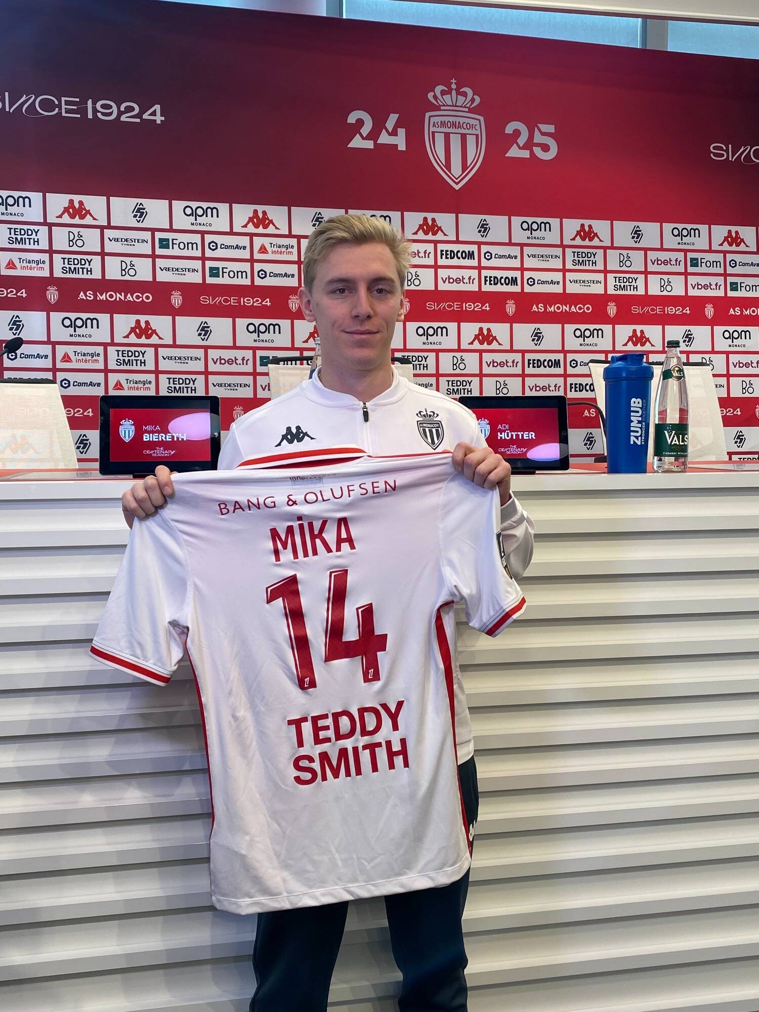 "Je suis un attaquant old school"... Découvrez les premiers mots de Mika Biereth, le nouvel attaquant de l'AS Monaco