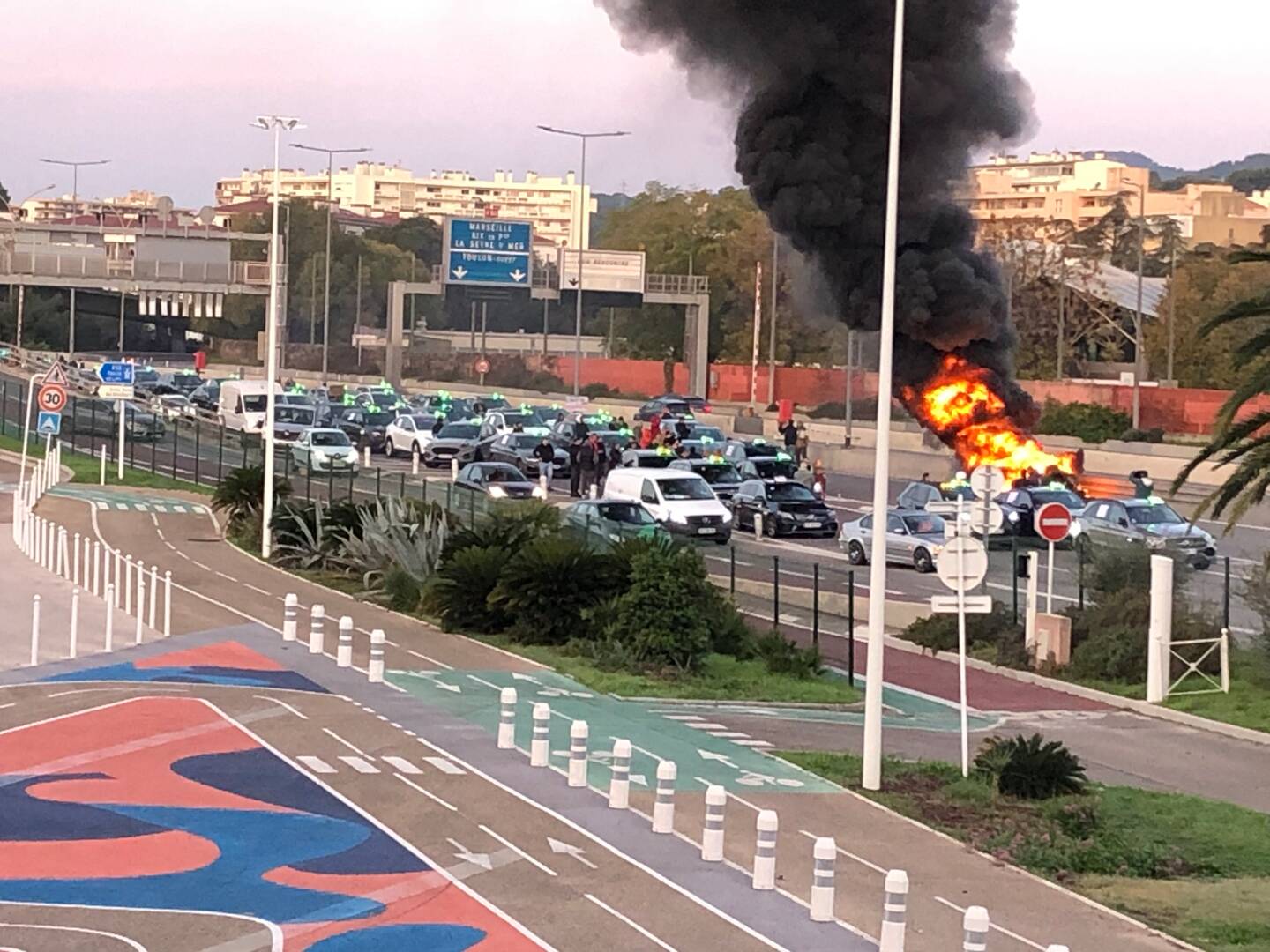 En ce lundi matin, environ la moitié des taxis varois auraient répondu à l’appel de leur syndicat. 110 à l’ouest de Toulon, 120 à l’est.