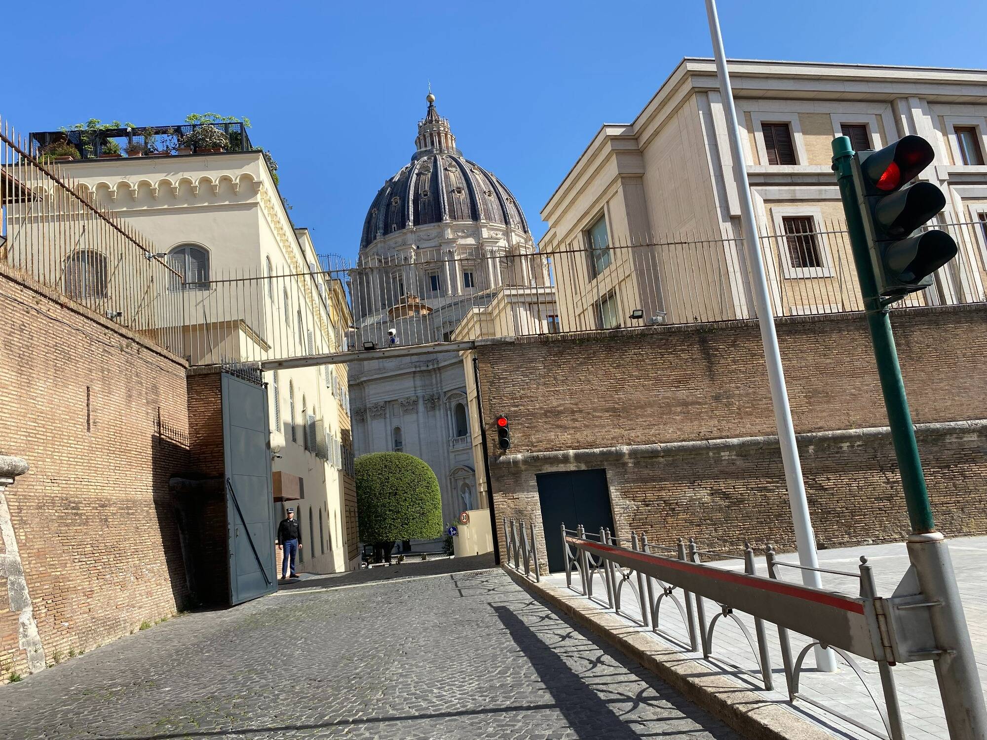 "On le voyait sortir en punto blanche": le récit des habitants du Vatican et voisins du pape François