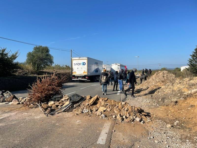 Des manifestants dont plusieurs "gilets jaunes" bloquent un dépôt pétrolier dans le Var