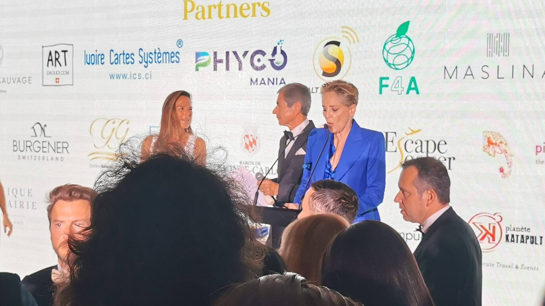 "C'était inimaginable, je n'ai jamais vu ça de ma vie": Sharon Stone gâche une vente aux enchères à Cannes au profit des Ukrainiens