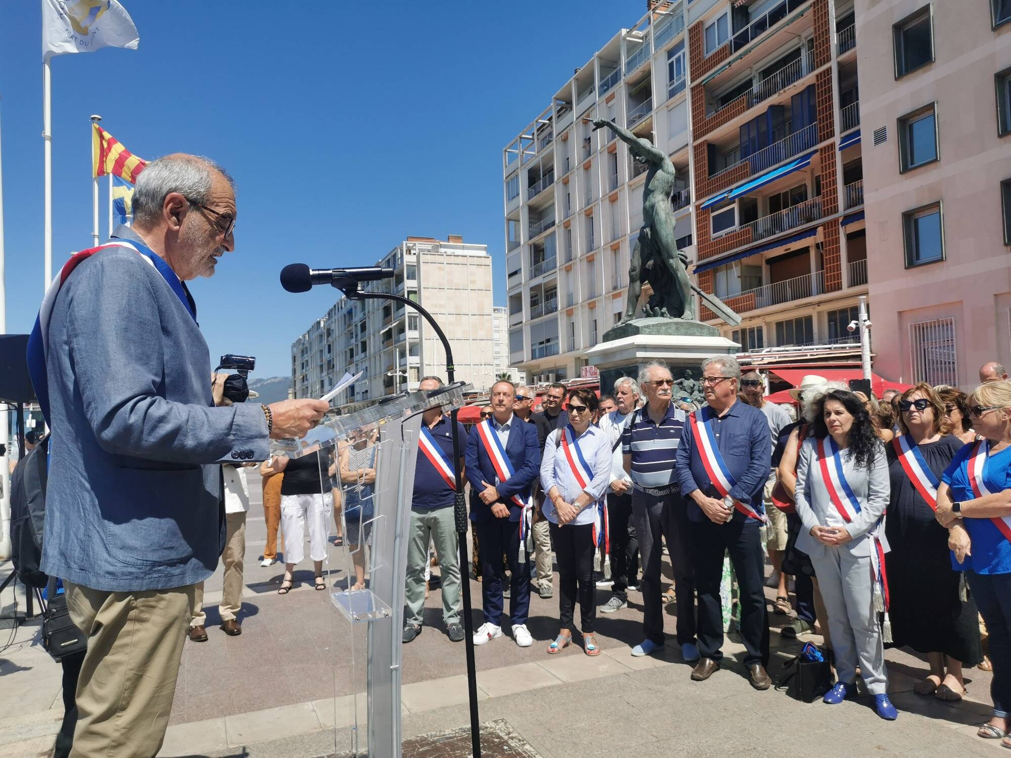 150 Personnes Devant La Mairie De Toulon Ce Lundi Pour Dire "non" Aux ...