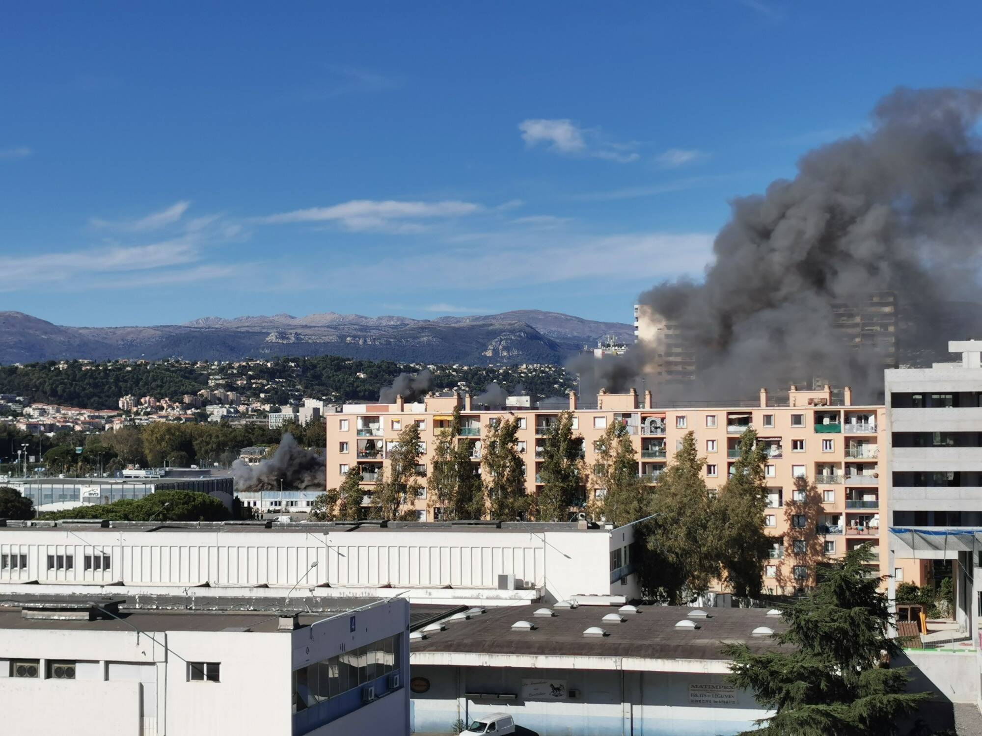 Un entrepôt en feu à Nice ouest: les pompiers sur place