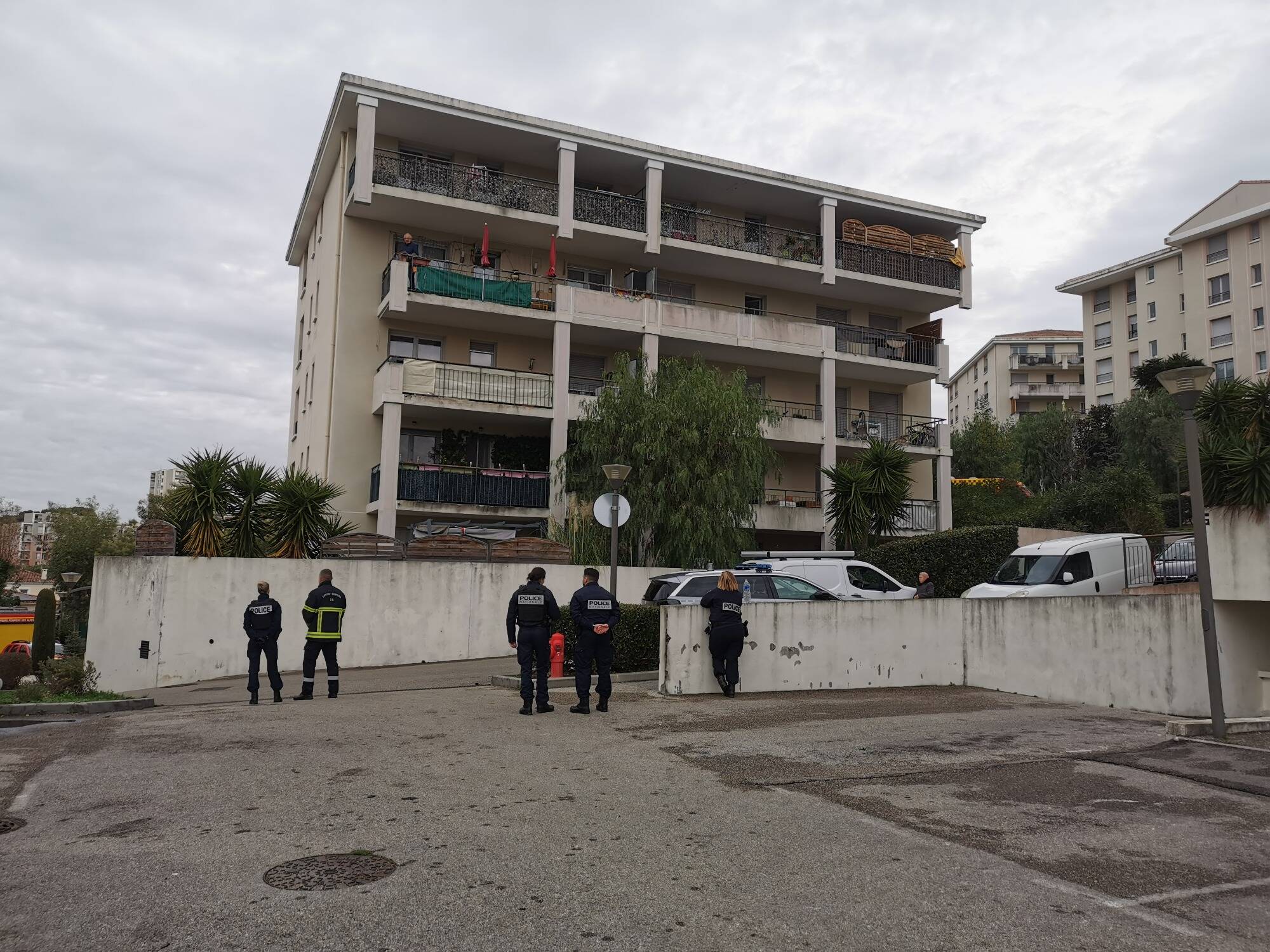 Retranché chez lui avec son épouse, il menace les forces de l'ordre à Cannes, le RAID attendu sur place