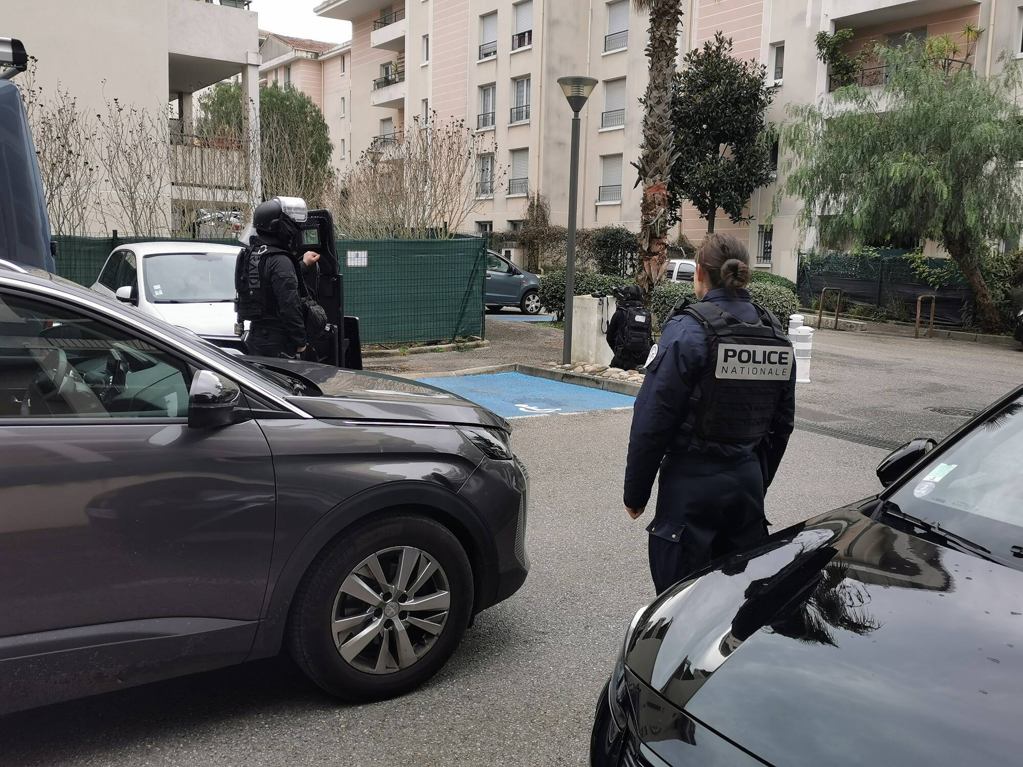 Retranché chez lui avec son épouse, il menace les forces de l'ordre à Cannes, le RAID sur place