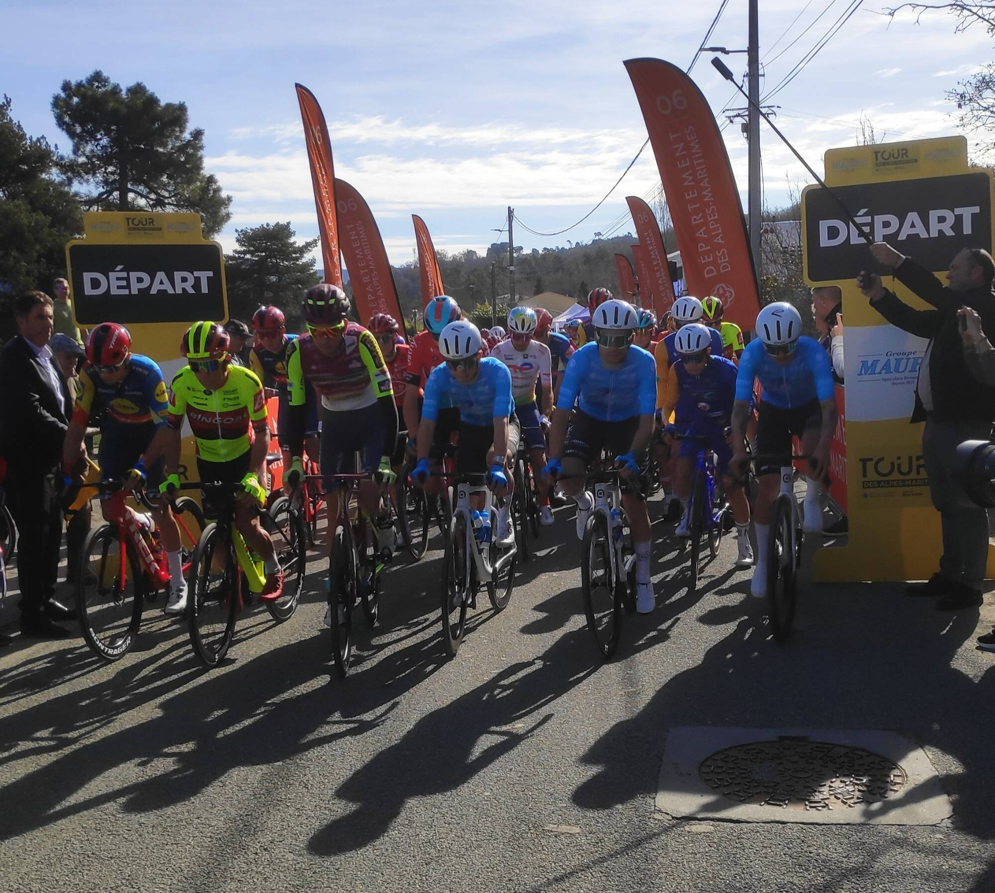 La première étape du Tour des Alpes-Maritimes s'est élancée ce samedi de Levens