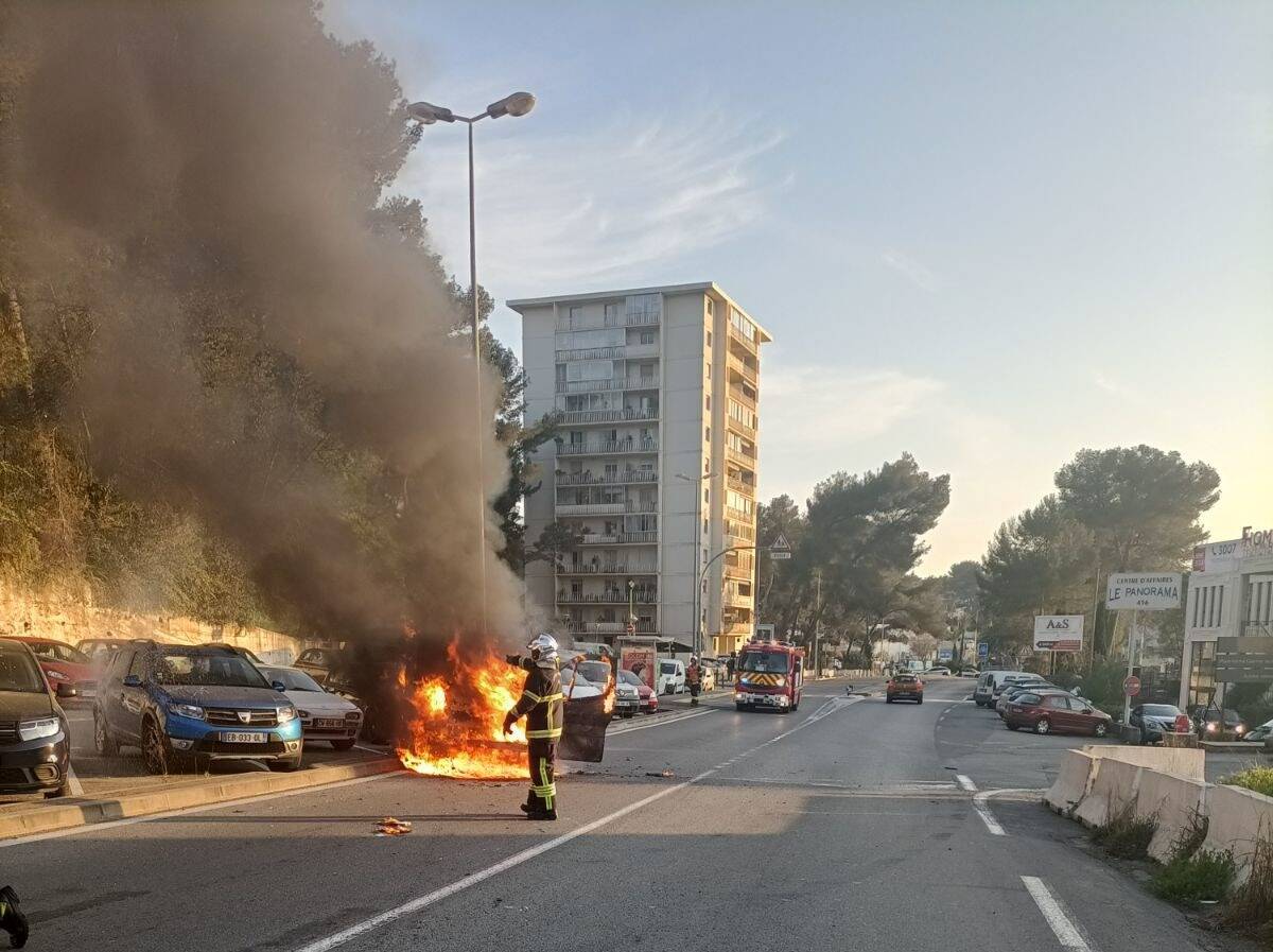 Un utilitaire en feu percute trois véhicules dont celui de la police municipale à Mougins