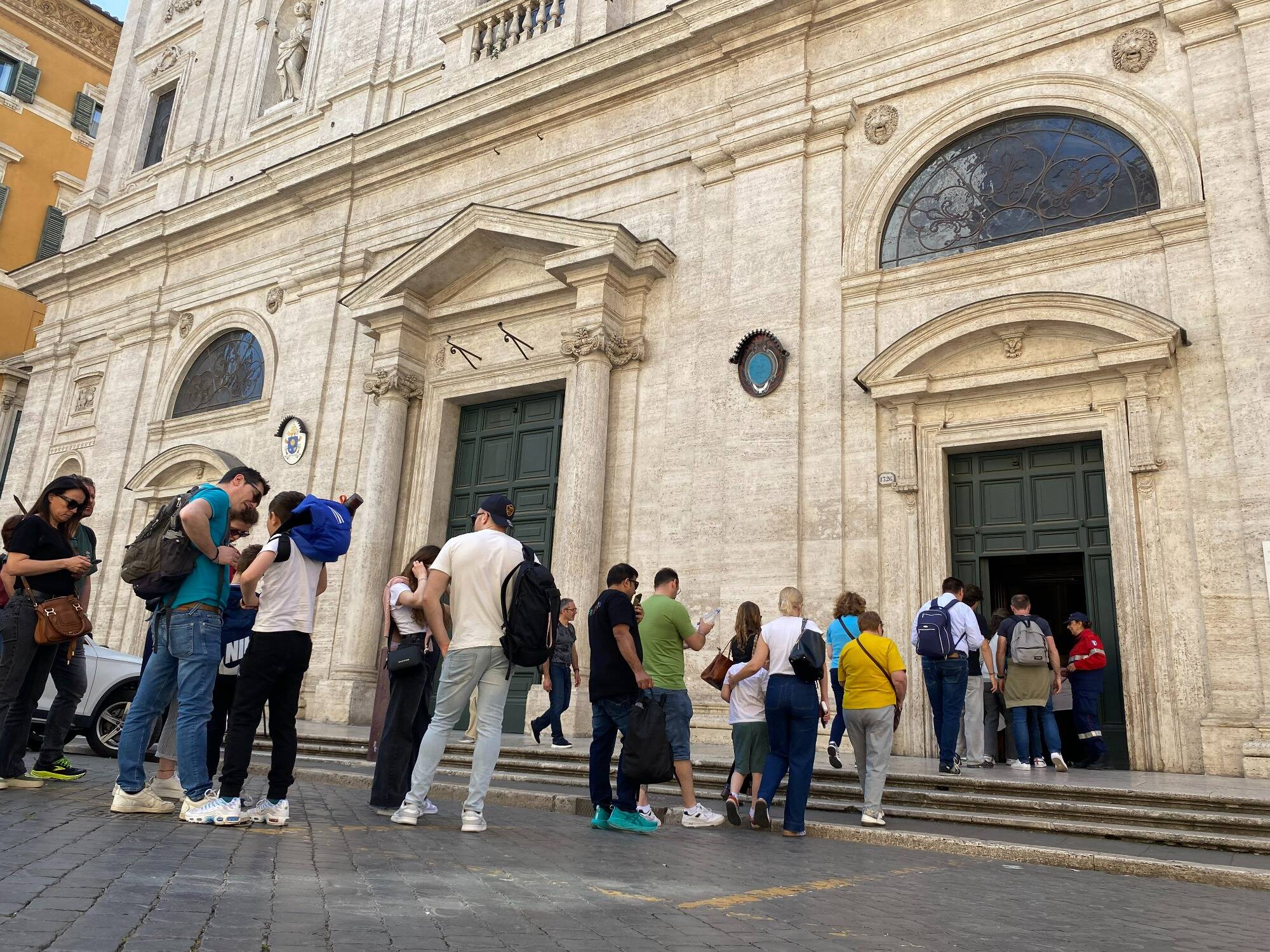 A Saint-Louis des Français, le quotidien chamboulé par la mort du Pape
