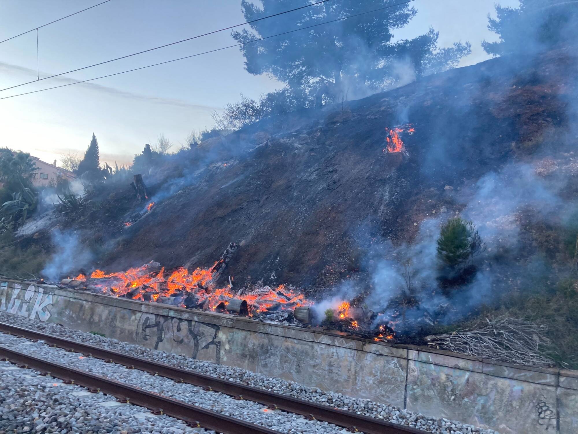 L'incendie sur les voies ferrées entre Sanary et Bandol maitrisé: reprise de la circulation des trains dans la soirée