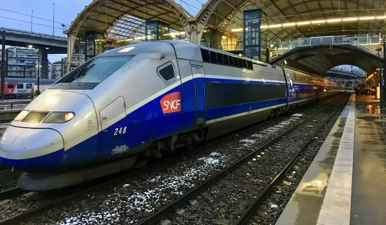 Plus de 1.200 passagers d'un TGV évacués à cause d'une "odeur forte et incommodante" venue des toilettes