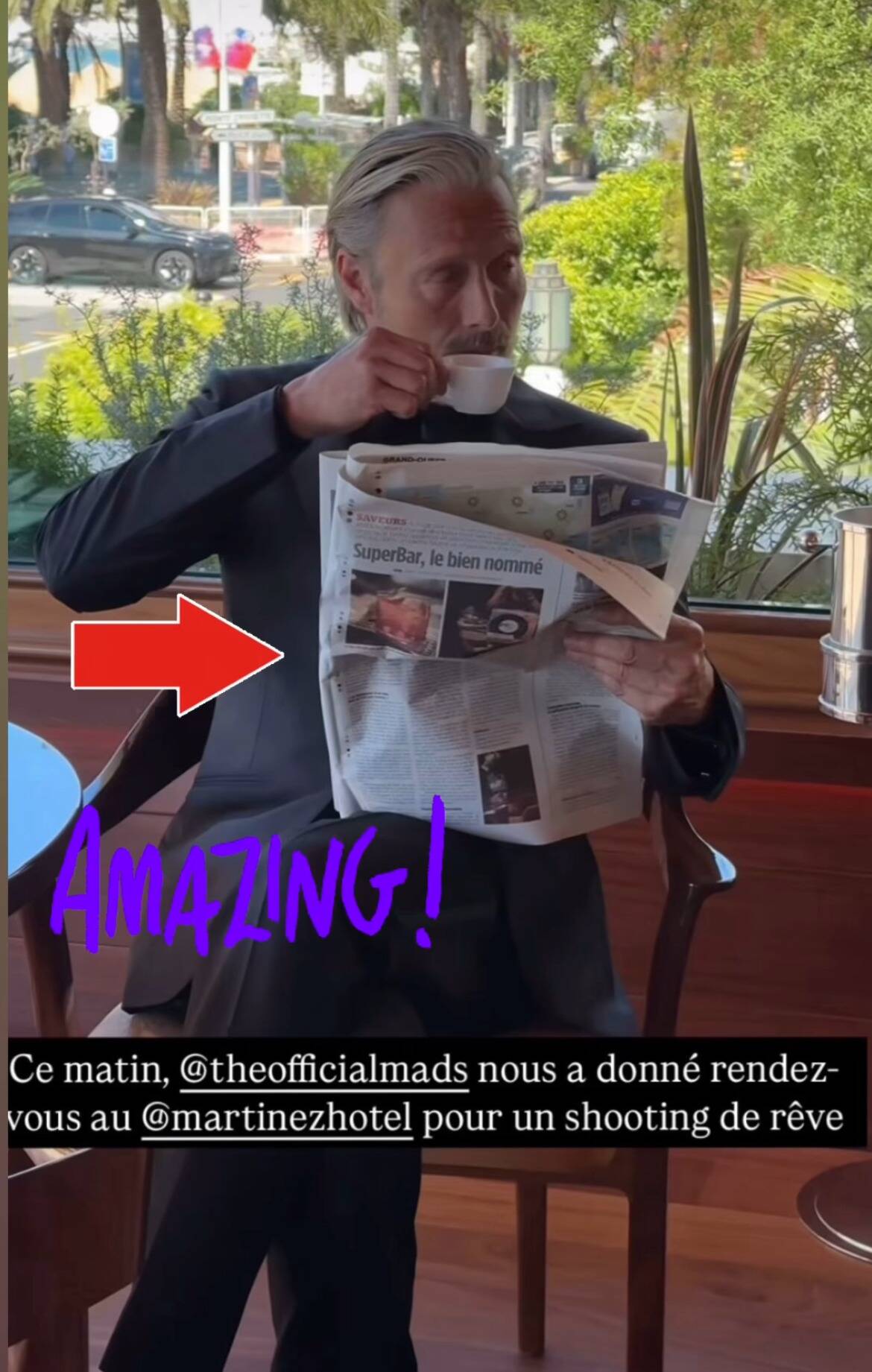 78e Festival de Cannes: cette photo d'un grand acteur feuilletant Nice-Matin à la terrasse du Martinez a fait fondre nos petits coeurs