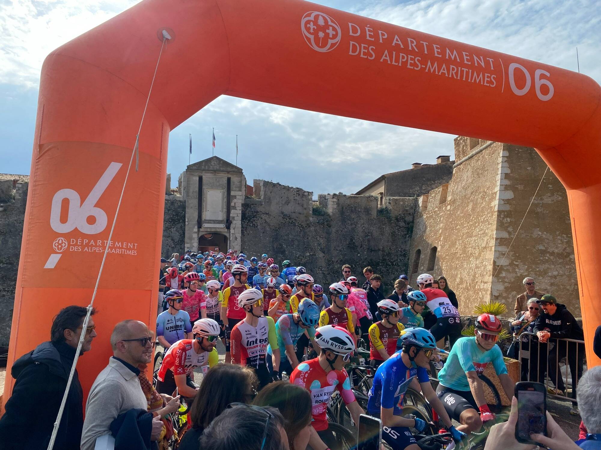 Qui pour rafler la mise? La deuxième étape du Tour des Alpes-Maritimes est partie depuis Villefranche-sur-Mer 